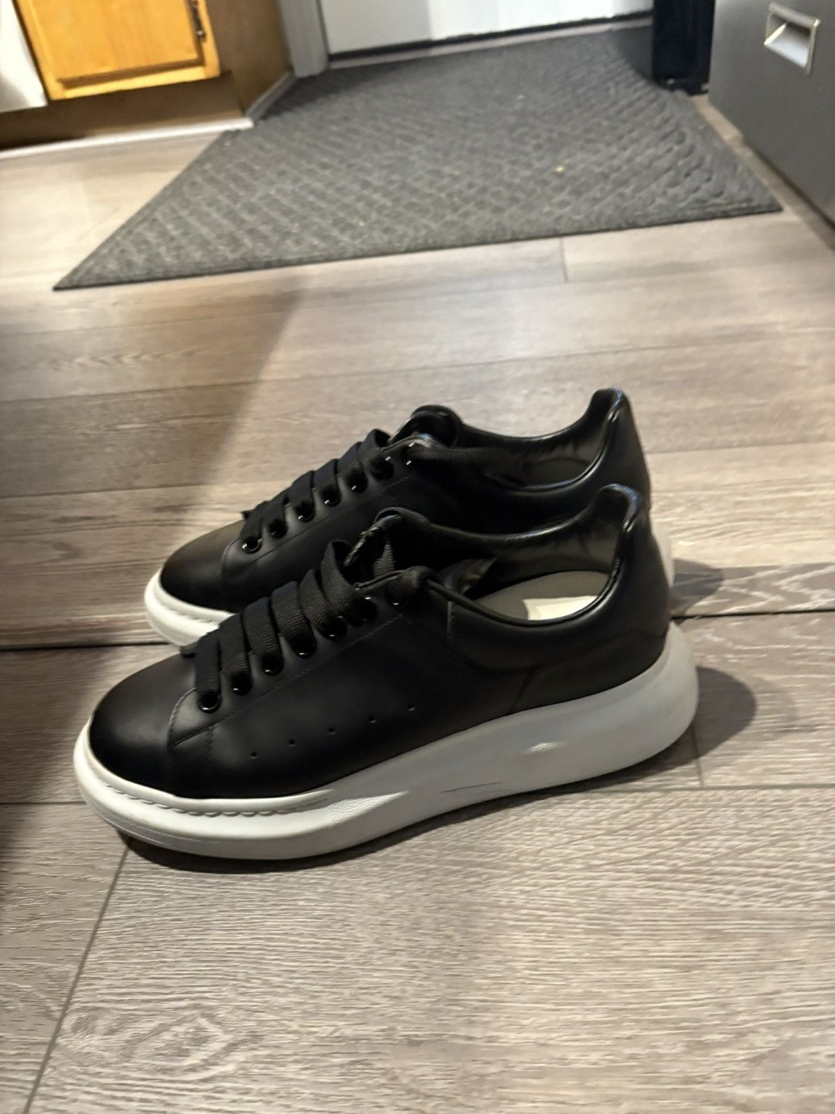 Alexander McQueen Alexander McQueen Oversized Black Size US 9 / EU 42 - 7 Thumbnail
