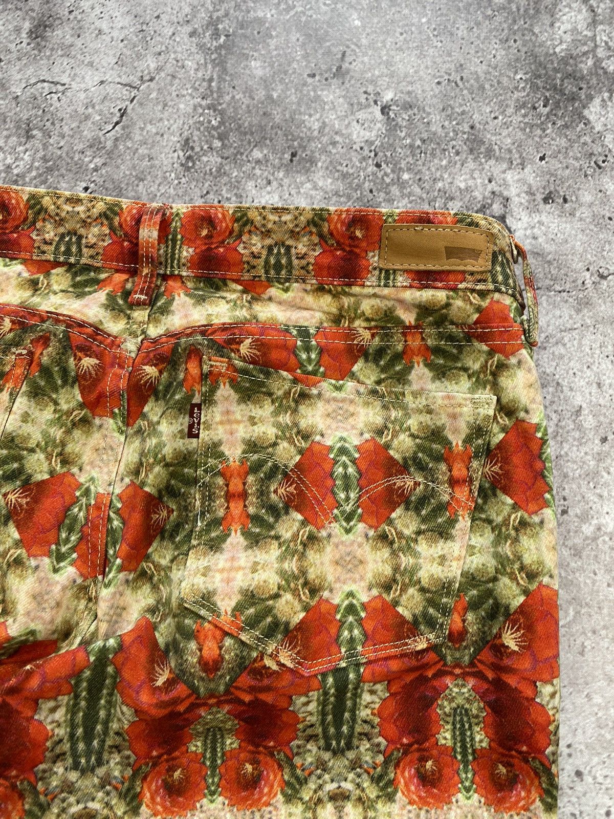 Levi's × Vintage Levi's Overprint Flower Embroidered Button Distressed Jeans Size 30" / US 8 / IT 44 - 6 Thumbnail