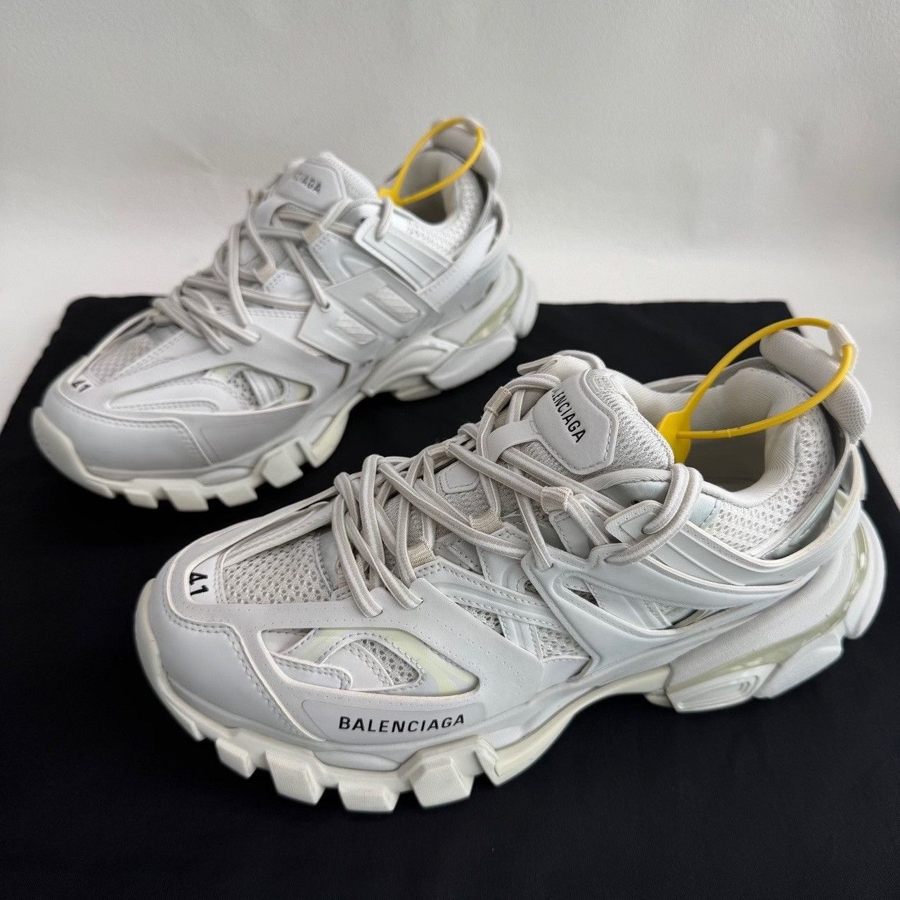Balenciaga Balenciaga White Lowtop Sneakers 8.5 Men Size US 8.5 / EU 41-42 - 1 Thumbnail