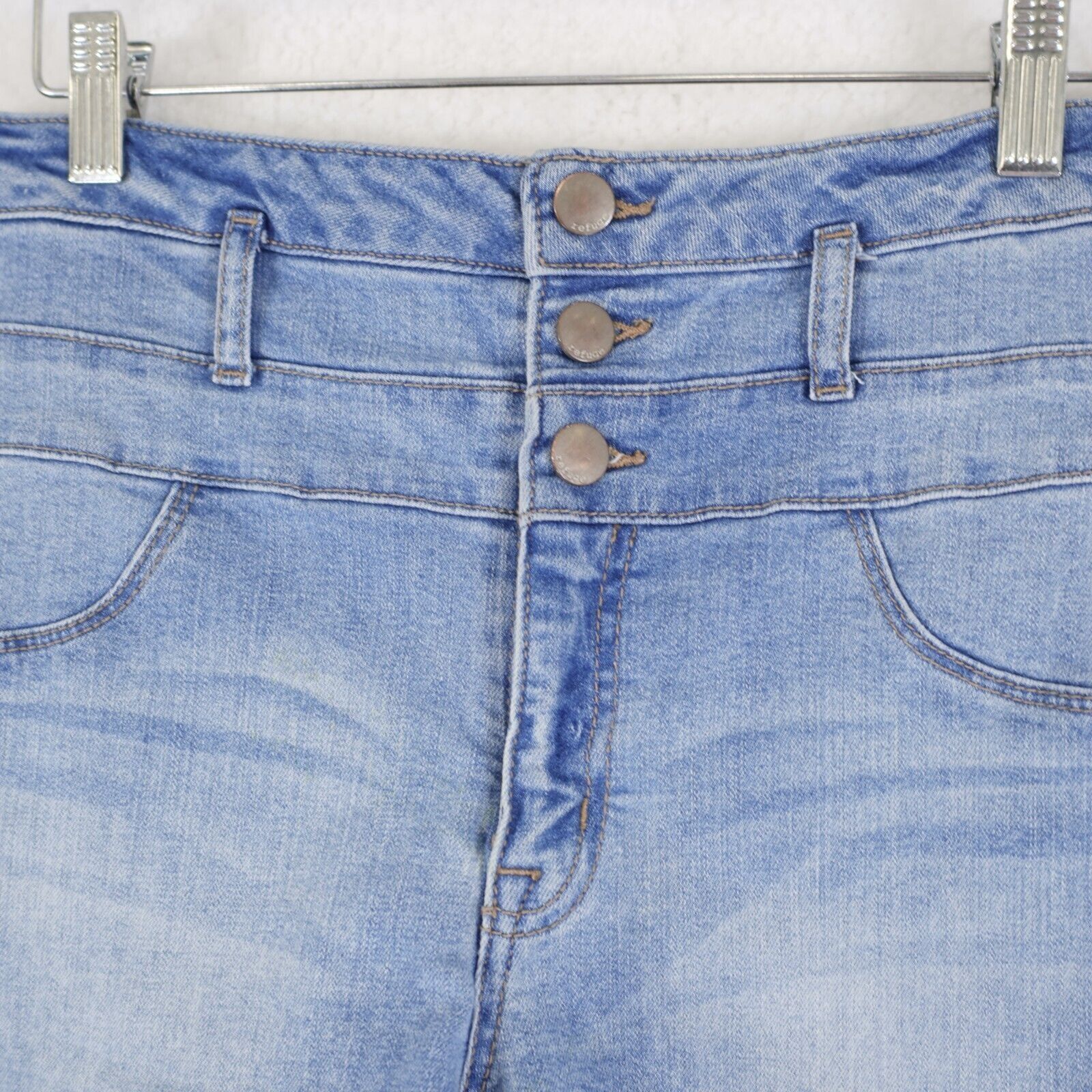 Designer Refuge Light Blue Denim Shorts Size 10 Zip And Button Whiske Size 32" / US 10 / IT 46 - 2 Thumbnail