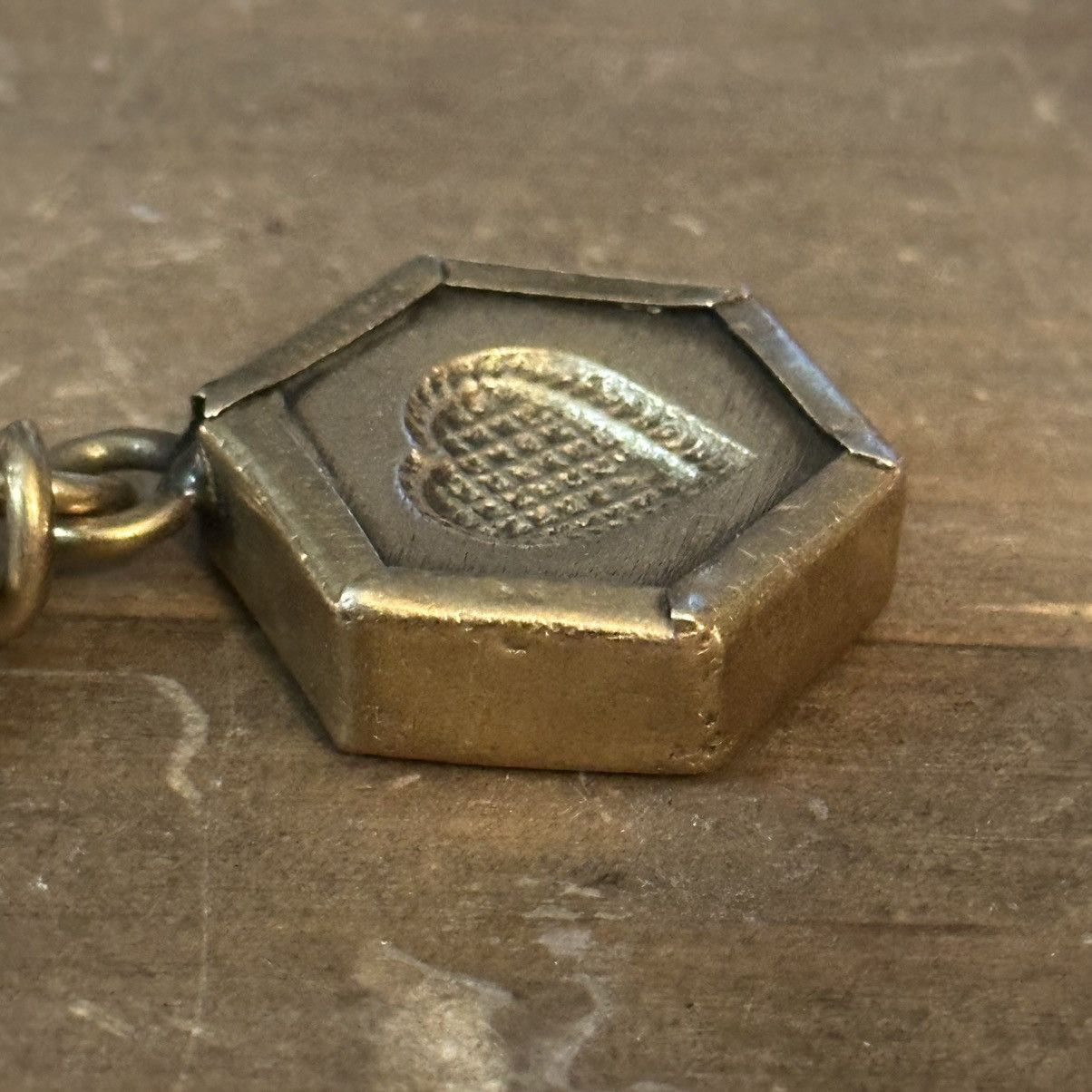 Vintage Vintage gold tone hexagon carved heart keychain Size ONE SIZE - 2 Thumbnail