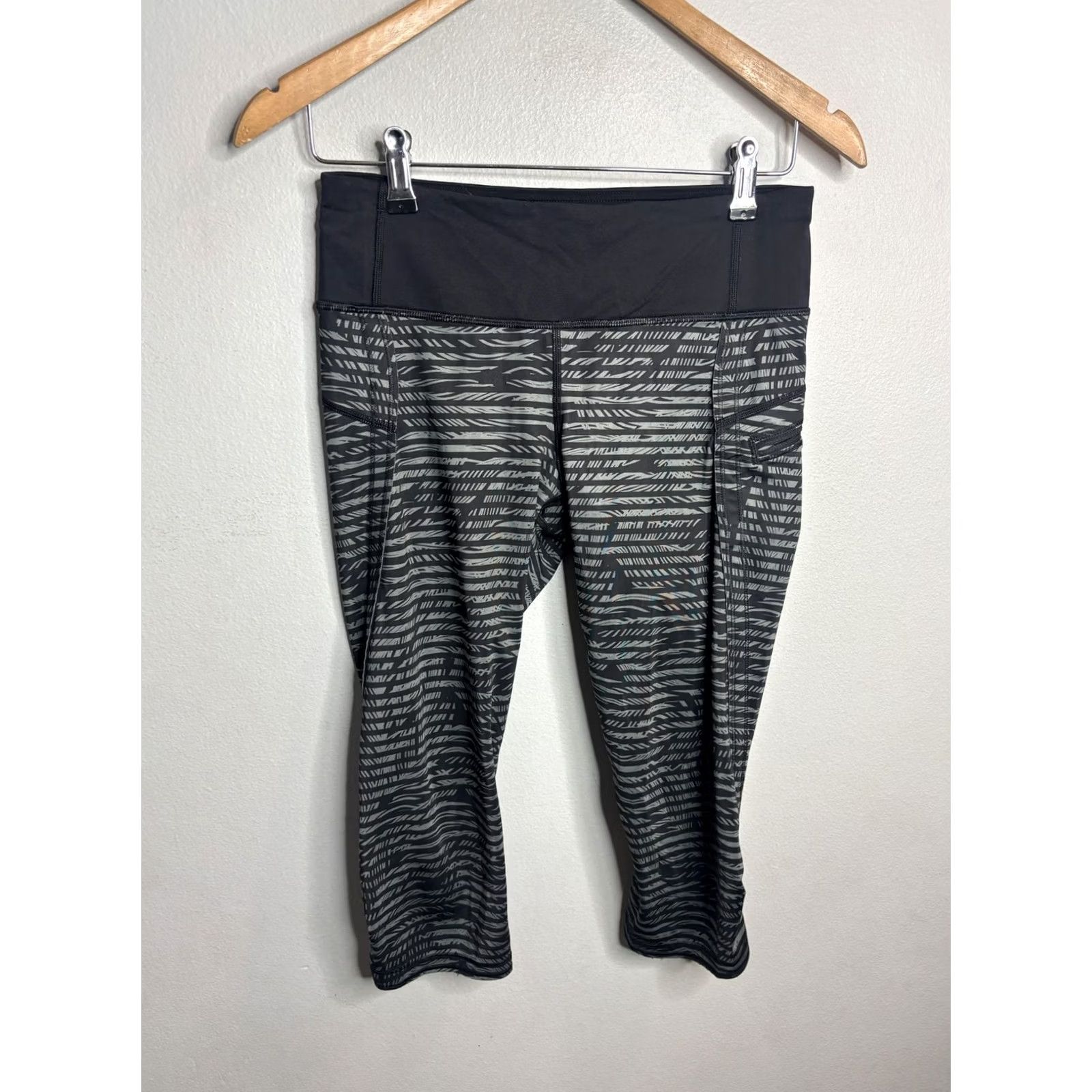 Lululemon Lululemon Womens 6 Black Gray Printed Crop Capri Leggings Pocket Athletic Size 28" / US 6 / IT 42 - 4 Thumbnail