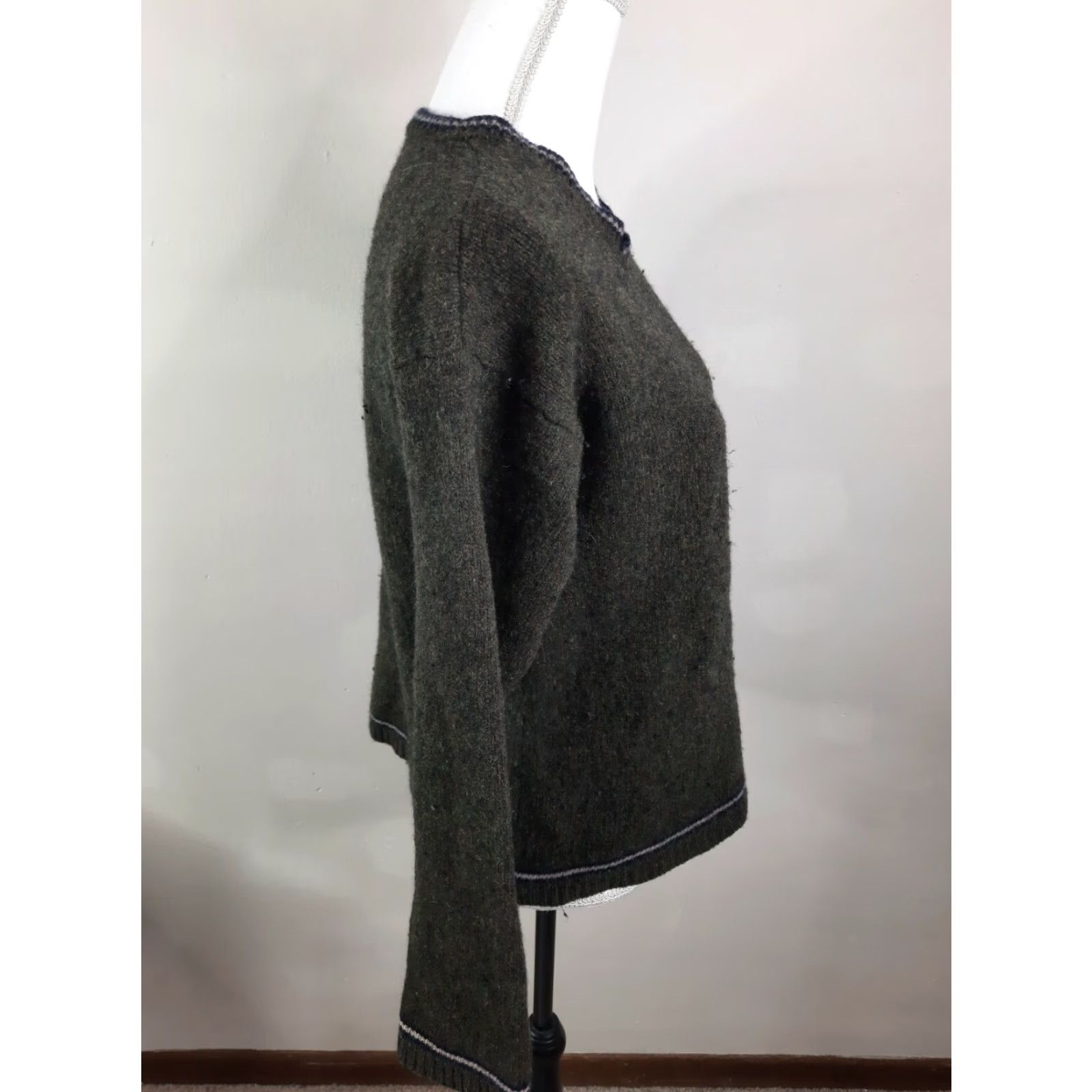 American Eagle Outfitters VINTAGE American Eagle Outfitters Wool Blend V-Neck Sweater Women Small S3C (Green) Wool Blend Logo Pullover Knit 90s Casual Mens? Size S / US 4 / IT 40 - 6 Thumbnail