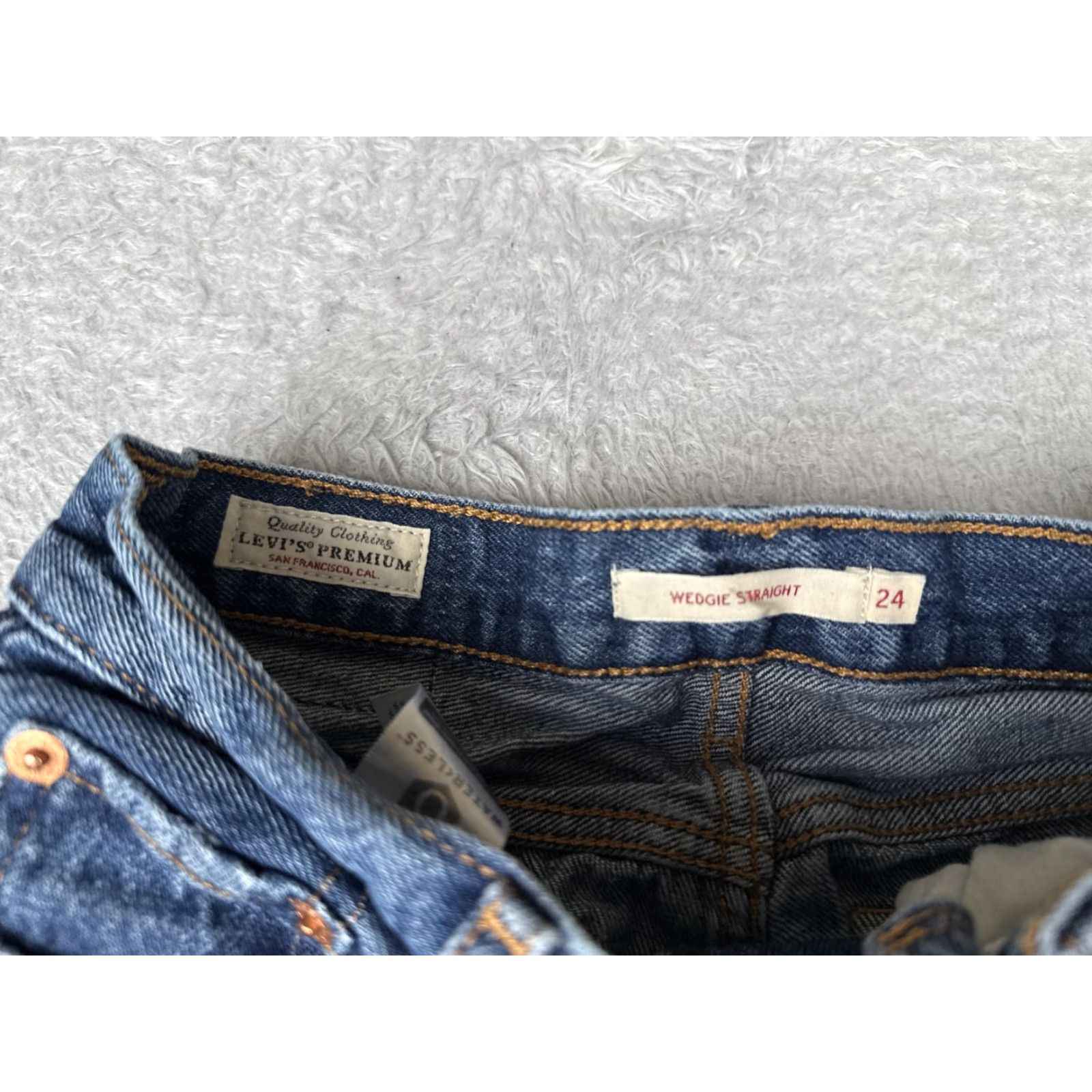 Levi's Levi's Jeans Women 24x28 Wedgie Straight High Rise Distressed Button Denim Blue 5-Pocket Regular Size 24 Womens Jeans Size 42" / US 20 - 6 Thumbnail