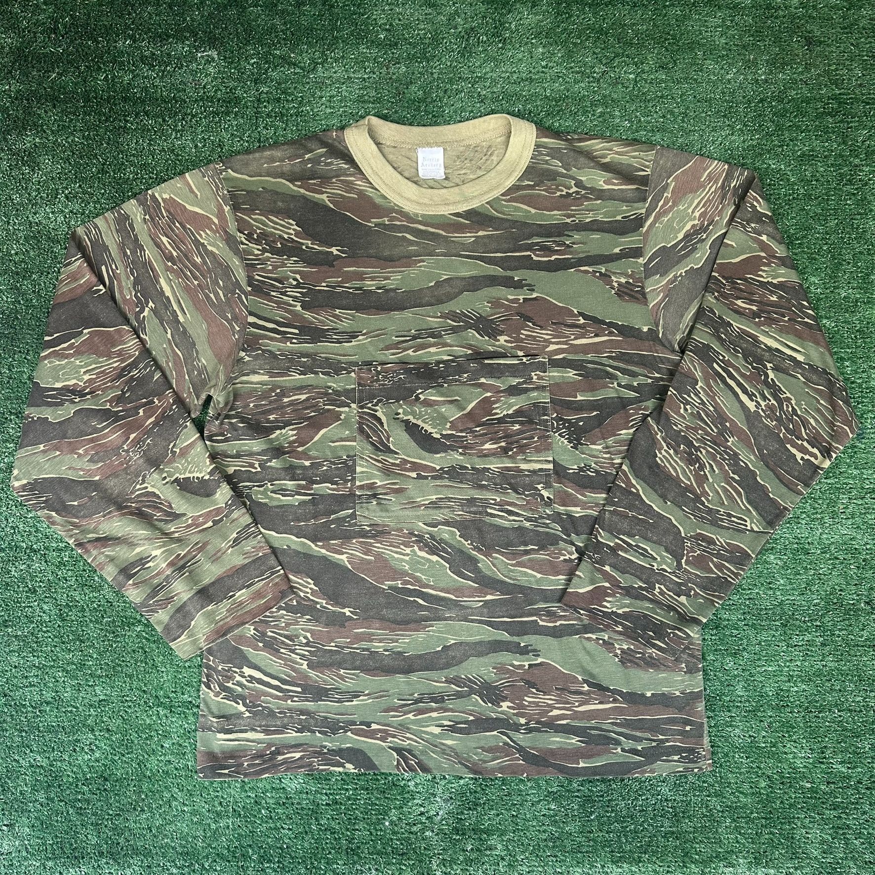 Vintage Vintage 80s Tiger Stripe Camo T-Shirt Single Stitch Vietnam Size US M / EU 48-50 / 2 - 1 Thumbnail