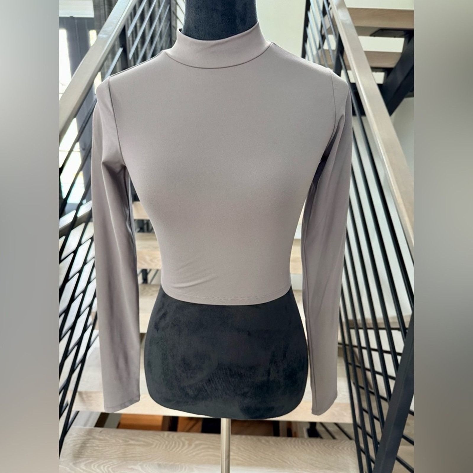 Other New Chic Taupe Long Sleeve Women's Crop Top Size XS / US 0-2 / IT 36-38 - 1 Thumbnail