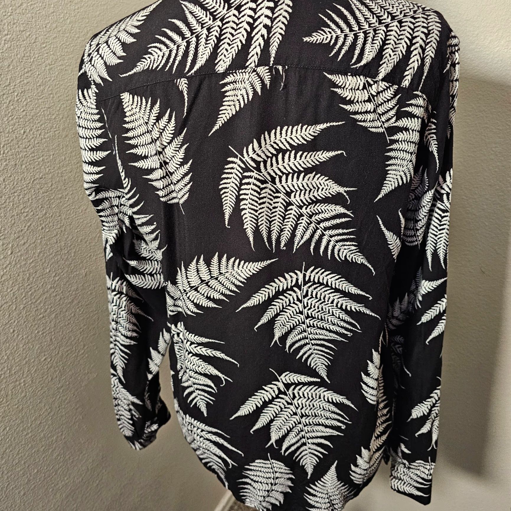 H&M H&M Button Down Shirt Black Floral Business Work Office Preppy Classic Size S Women Button-Up Chiffon Polyester Long Sleeve Collared Size S / US 4 / IT 40 - 3 Thumbnail