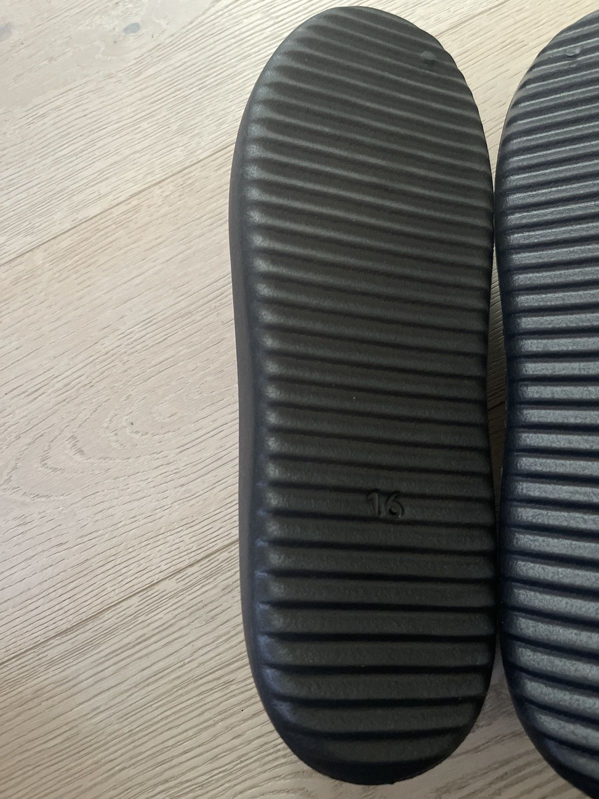 Yeezy SIZE 16 RARE SIZE YEEZY SL01 Size US 15 / EU 48 - 5 Thumbnail