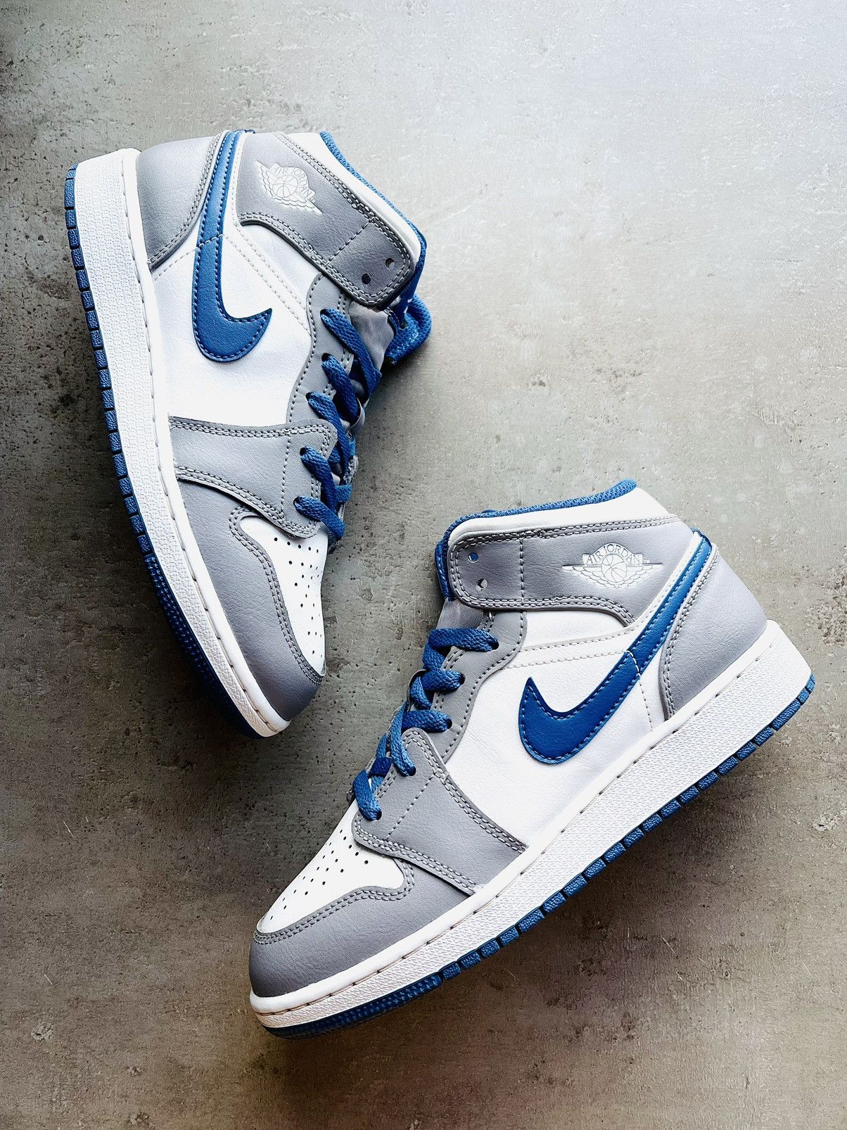 Jordan Brand Nike Air Jordan 1 Mid True Blue Grey Cement GS 38 / 24cm Size US 6 / IT 36 - 3 Thumbnail