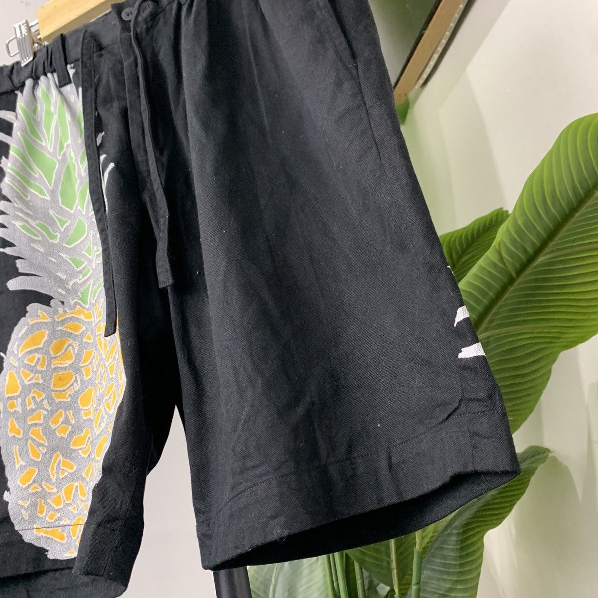 Issey Miyake 🇯🇵Issey Miyake Men🇯🇵 pinapple Painted Short pants Size US 31 - 6 Thumbnail