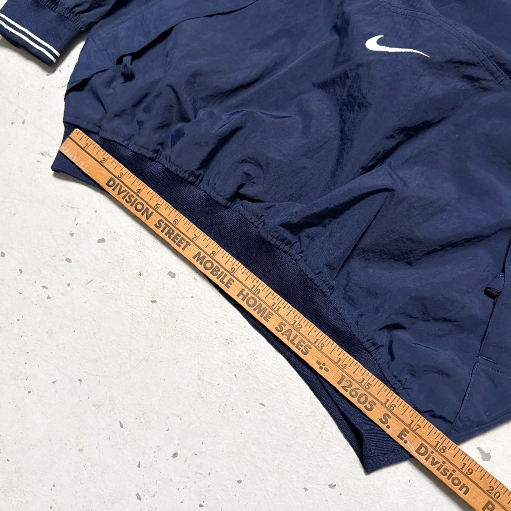 Nike VINTAGE Nike Windbreaker Jacket Unisex Adults L Blue 90s Swoosh Center 1990s Pullover Cambered Check Sports Warm Up Shirt Size US L / EU 52-54 / 3 - 2 Thumbnail