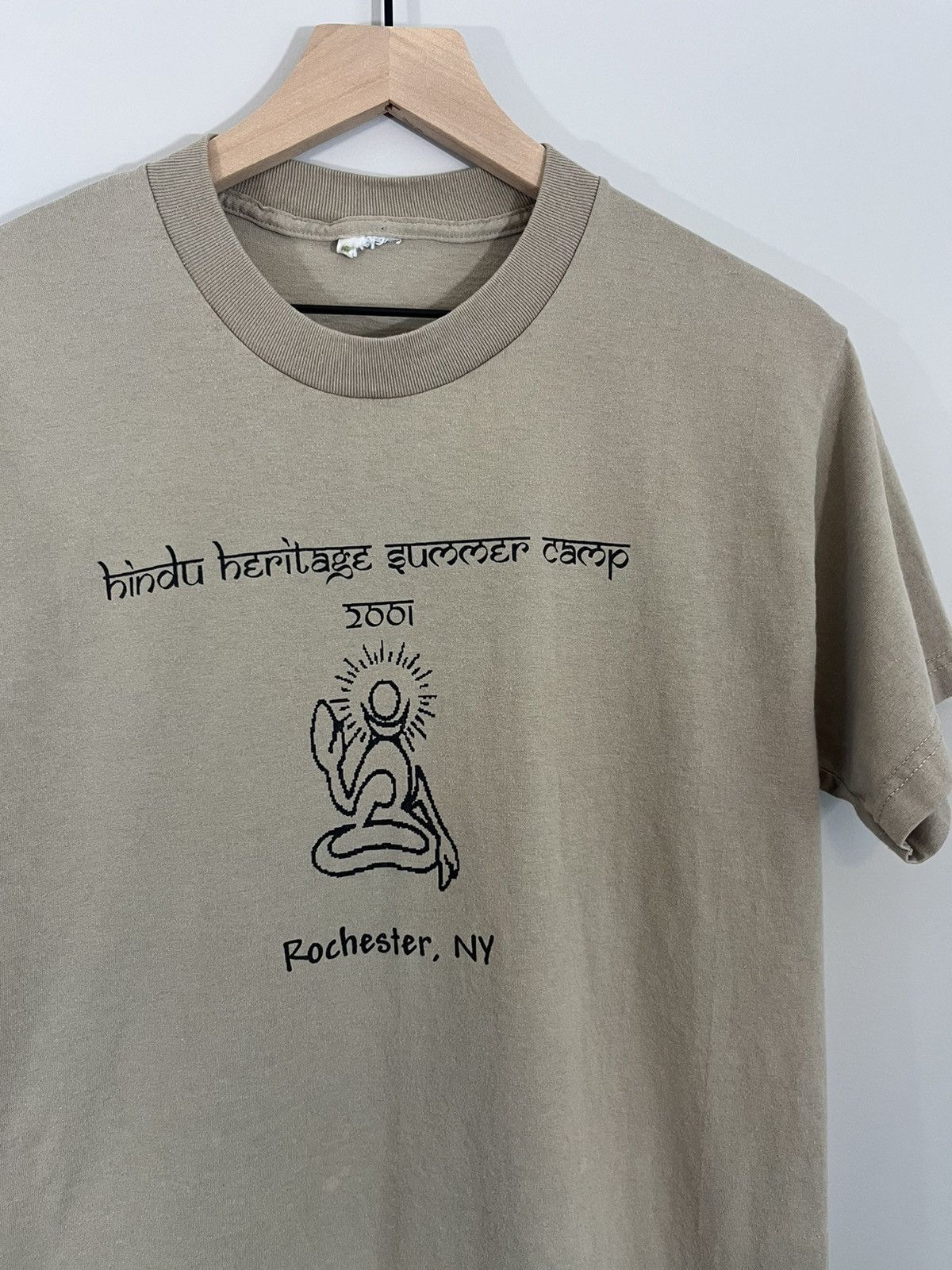 Vintage Vintage Hindu Summer Camp Distressed Faded 2000s Y2K Tee Size US M / EU 48-50 / 2 - 2 Thumbnail