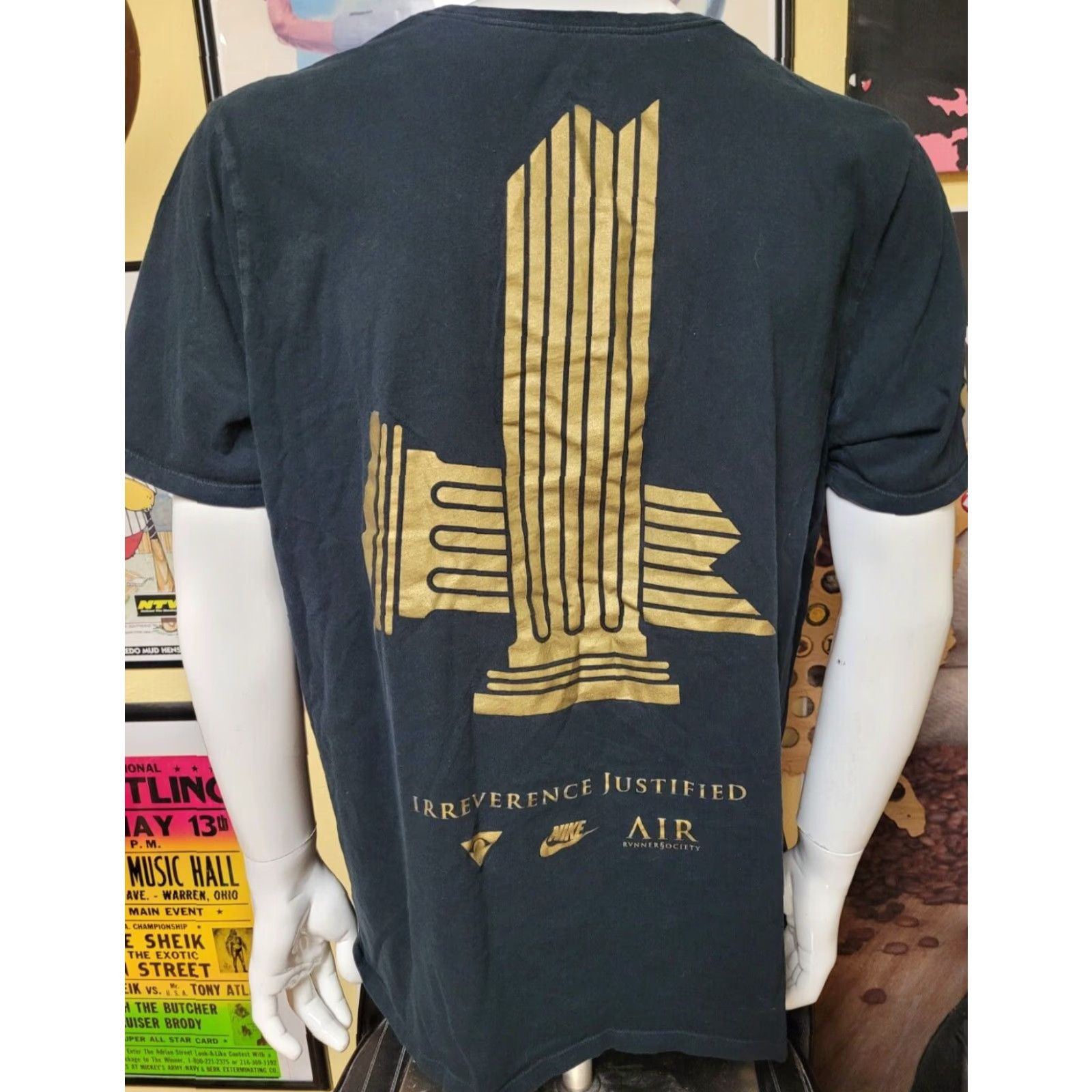 Nike Nike Air Short Sleeve T-Shirt Men XL Black Nike Air Runners Society Shirt Adults XL Black graphic print 90s Irreverence Size US XL / EU 56 / 4 - 5 Thumbnail