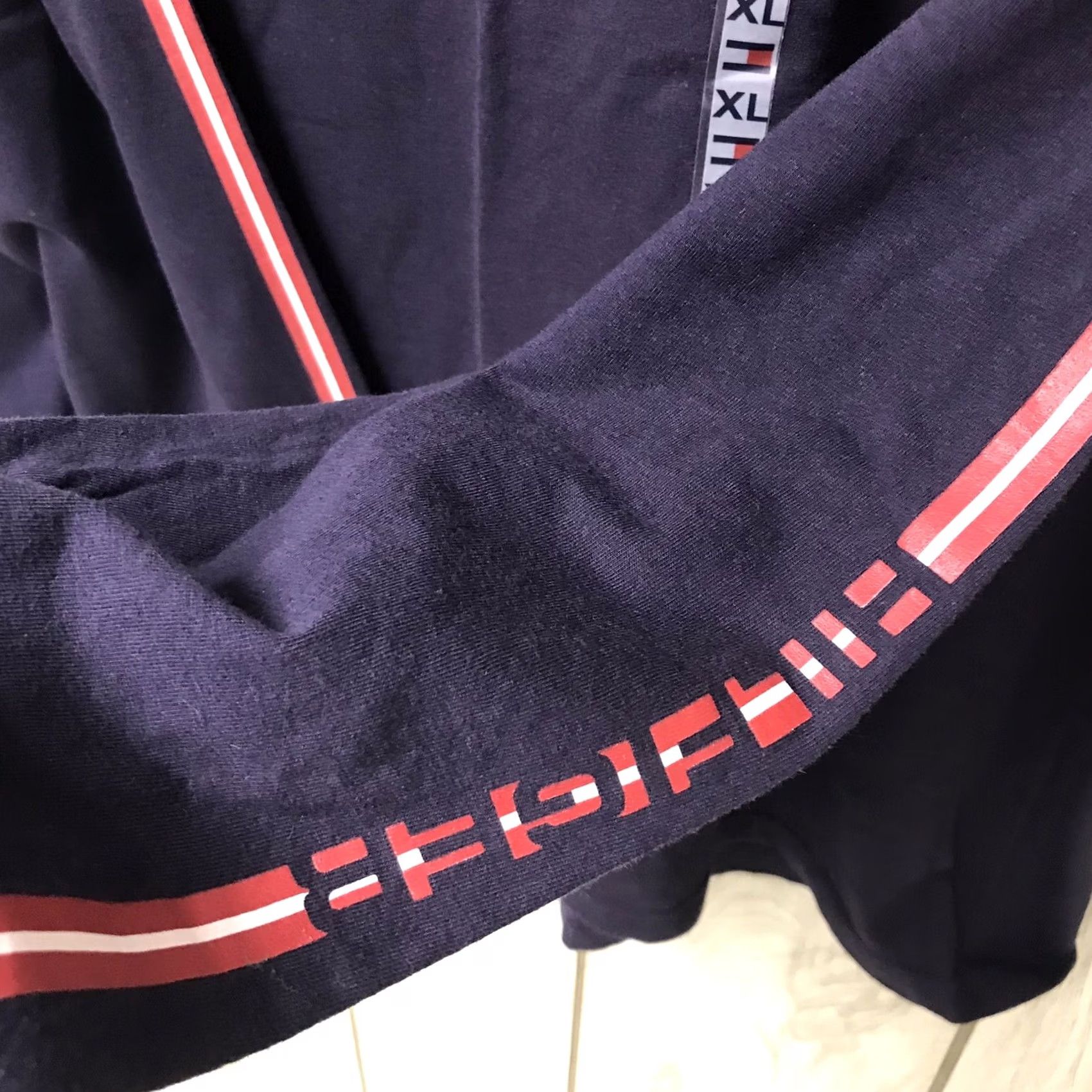 Tommy Hilfiger VINTAGE Tommy Hilfiger Men Dark Blue Logo Spell-Out Long Sleeve T-Shirt XL Shirt Mens Size US XL / EU 56 / 4 - 3 Thumbnail