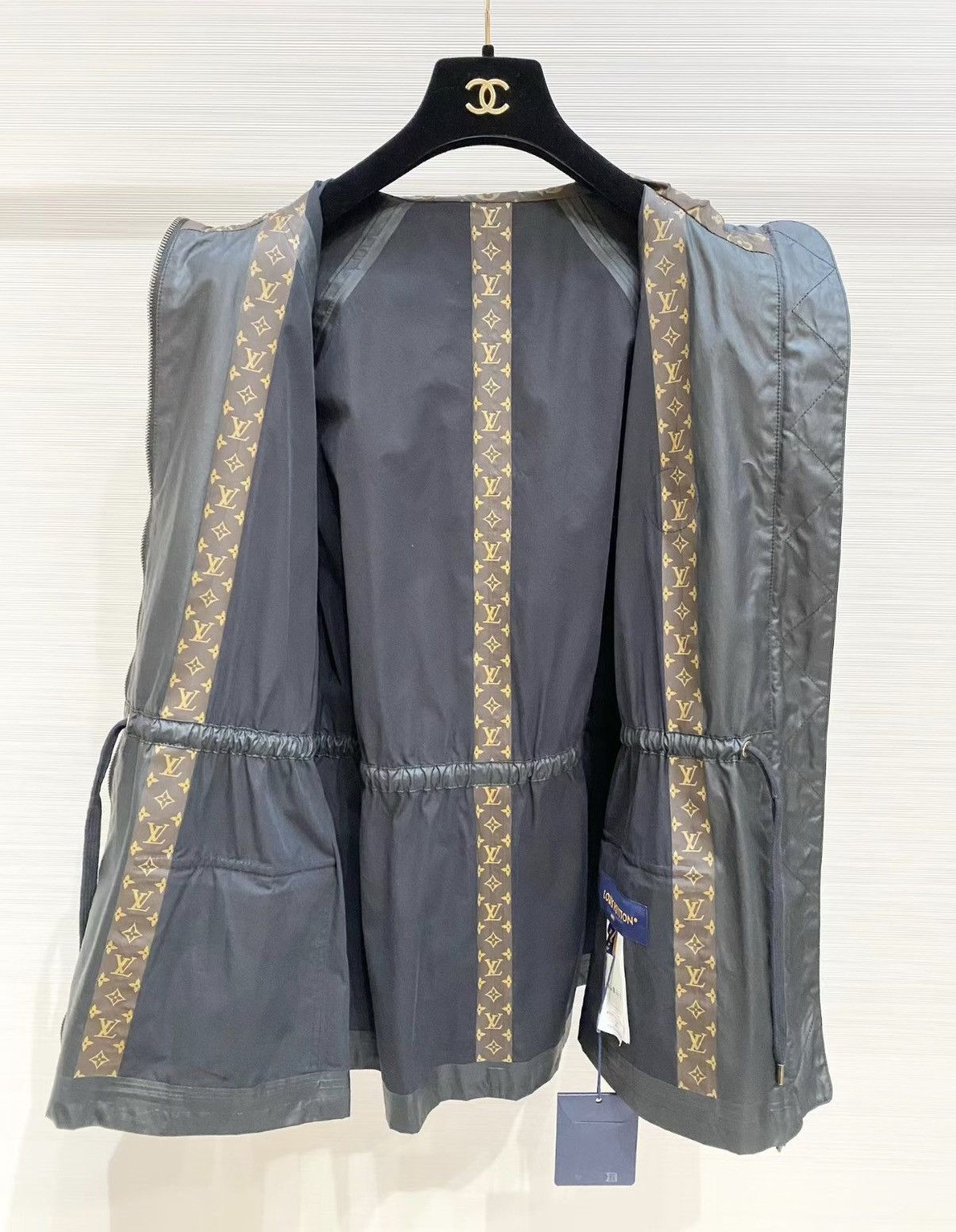 Louis Vuitton LV Black Drawstring Waist Hooded Trench Coat J33 Size XS / US 0-2 / IT 36-38 - 4 Thumbnail
