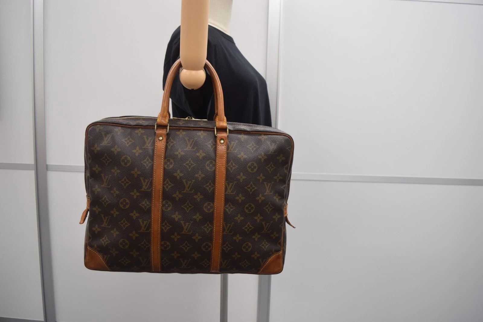 Louis Vuitton LV Porte Documents Voyagen Monogram Briefcase M53361 Size ONE SIZE - 3 Thumbnail