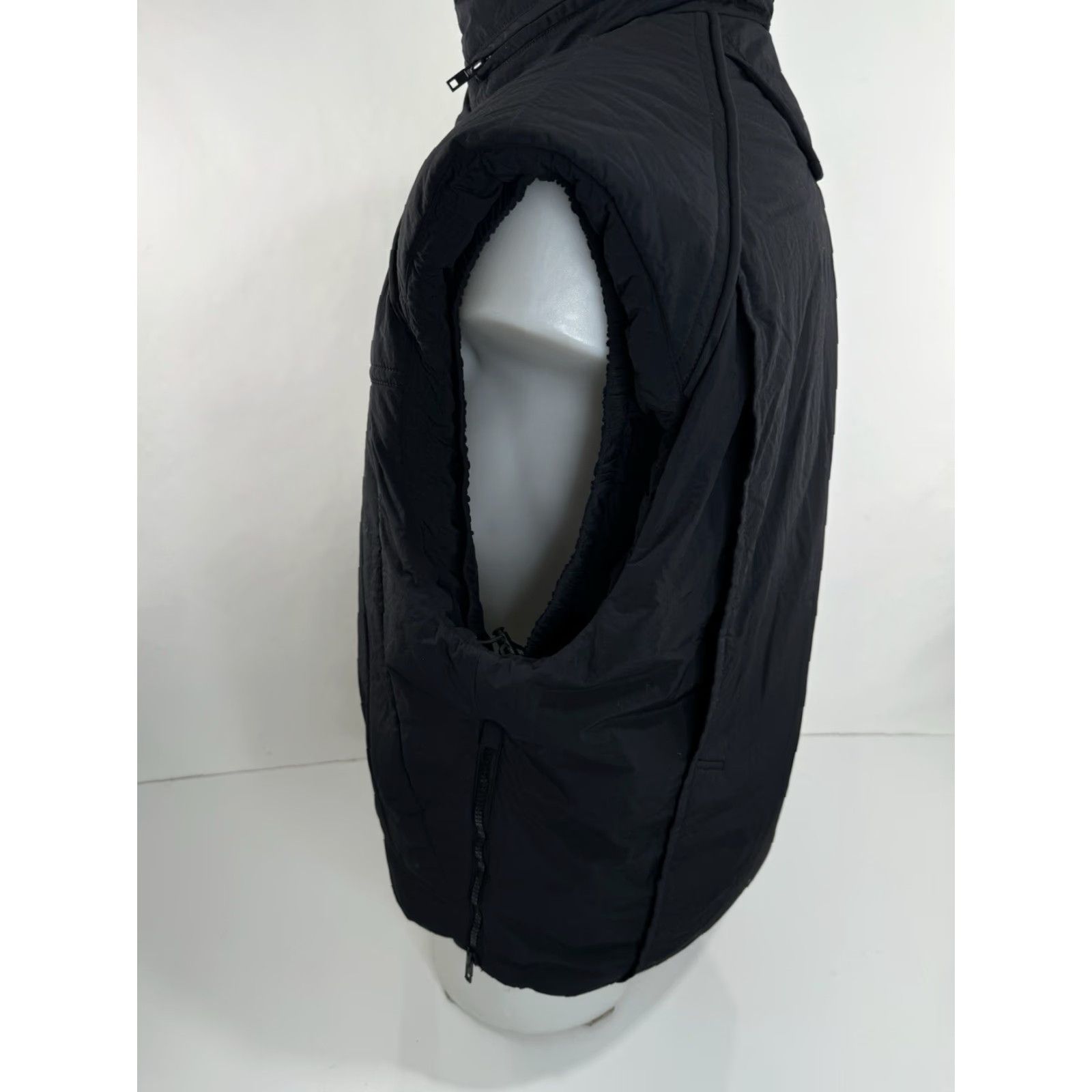 Juun.J JUUN.J GOOSE DOWN FEATHER Insulated Mens Vest Hooded Full Zip 44 Black Nylon Down 44 EXCELLENT Mens Vest Hooded Insulated 90s? Size US S / EU 44-46 / 1 - 3 Thumbnail