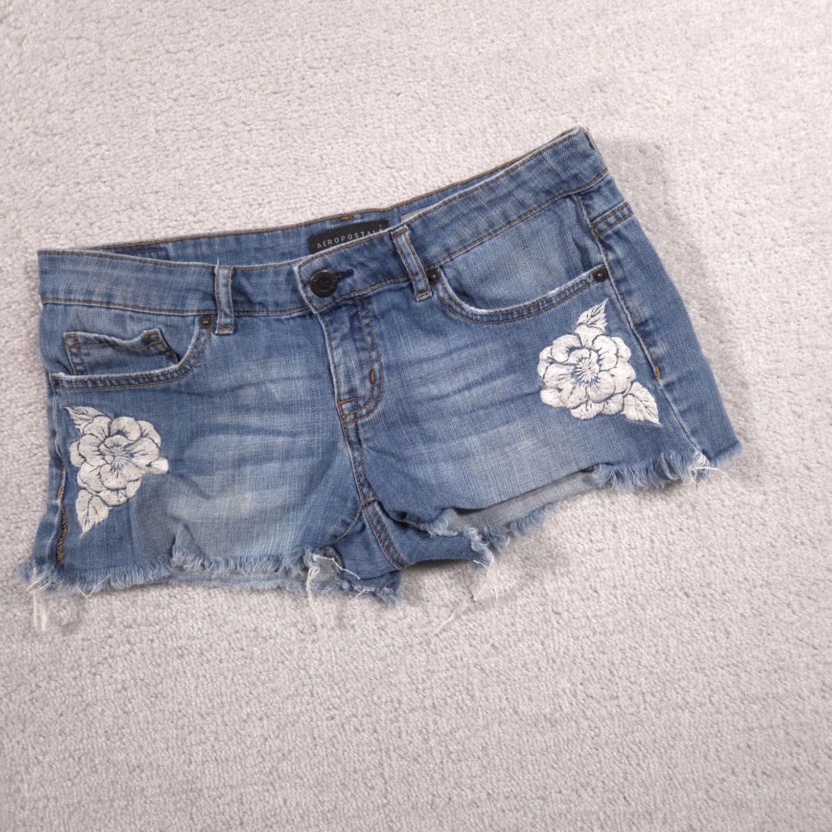 Aeropostale Aeropostale Shorts Womens 6 Blue Denim Embroidered Floral Cutoff Frayed Hem Size 28" / US 6 / IT 42 - 2 Thumbnail