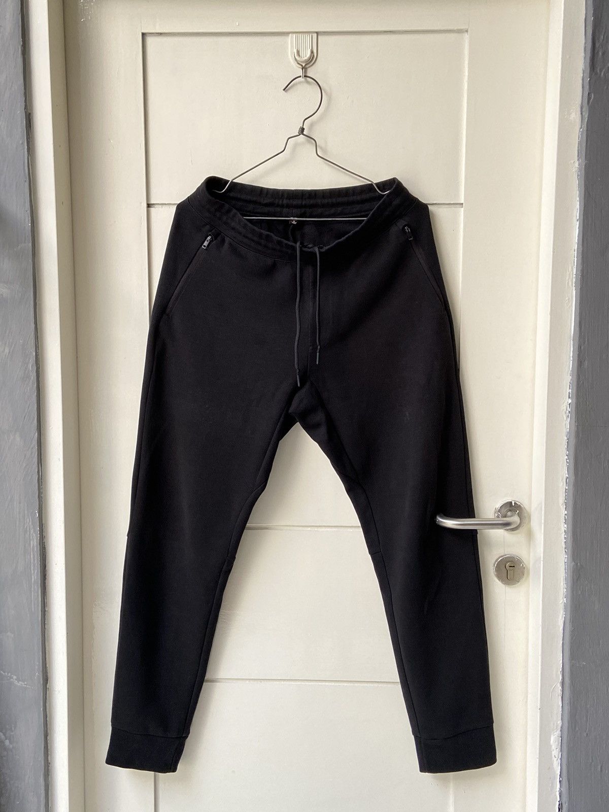 Uniqlo UNIQLO Black Joggers Pants Size US 30 / EU 46 - 1 Thumbnail
