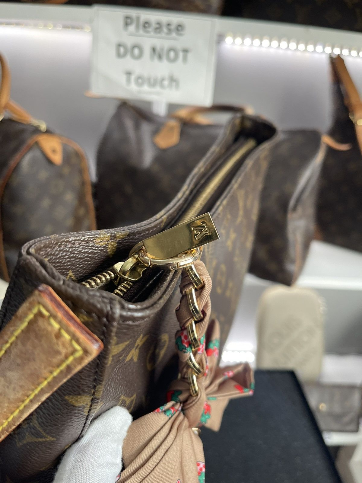 Louis Vuitton Louis Vuitton Looping Bag Size ONE SIZE - 7 Thumbnail