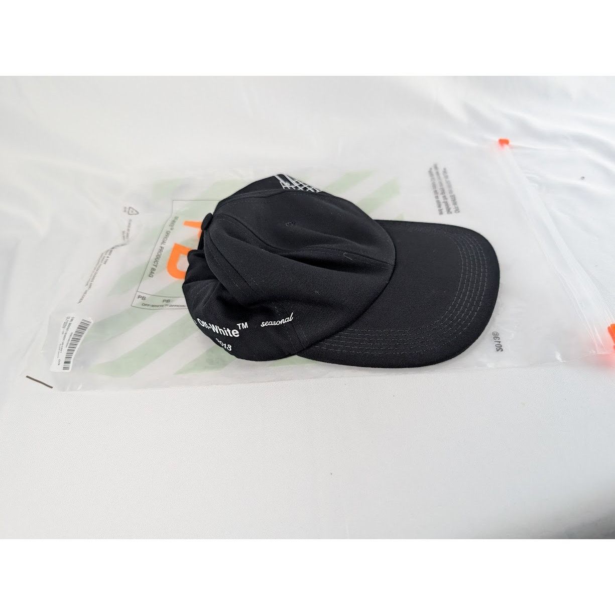 Off-White o1rshd1 Size: OS / Baseball Cap in Black / White Size ONE SIZE - 12 Thumbnail
