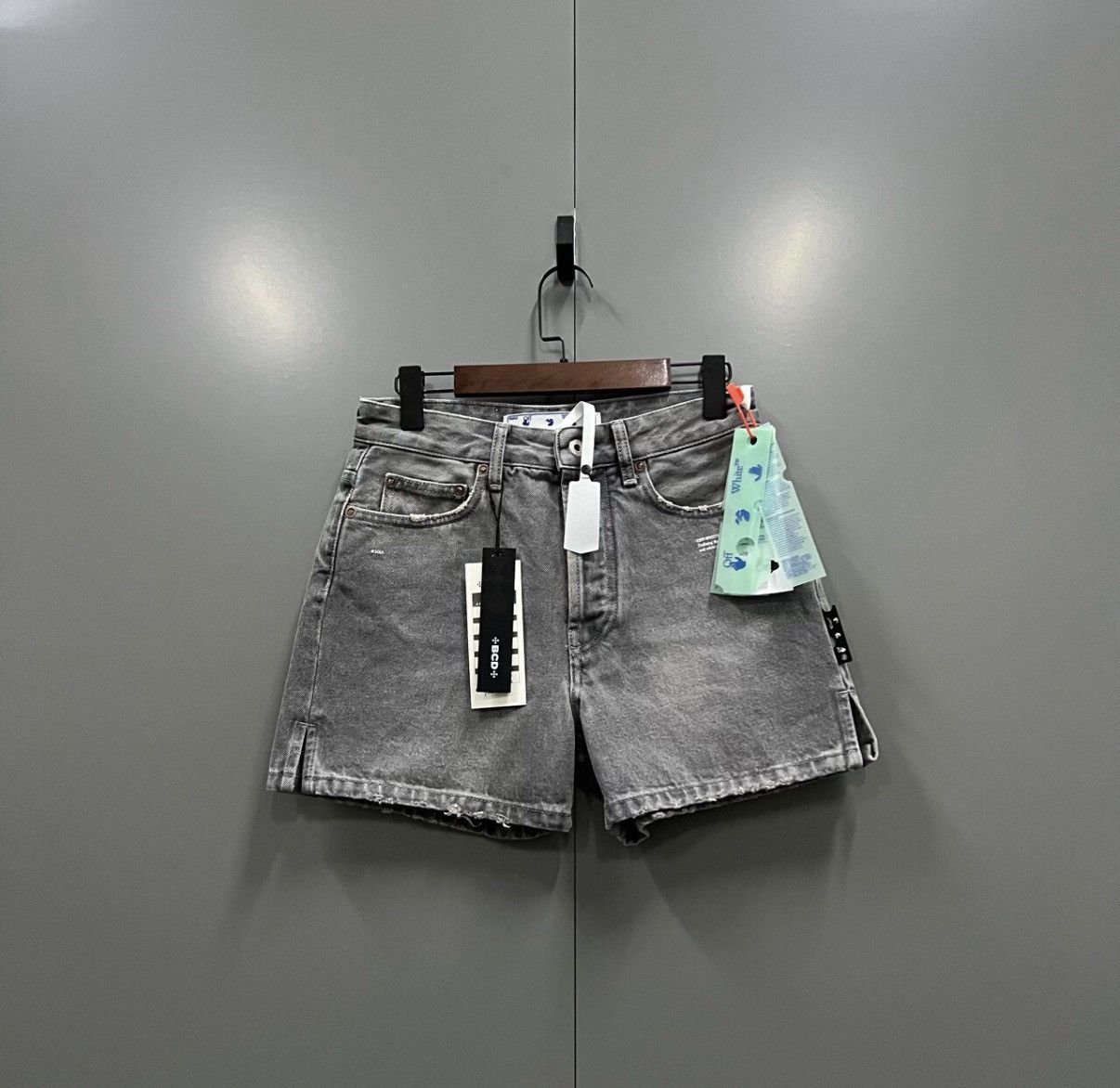 Off-White OFF-WHITE Black & Grey Washed Denim Shorts J41 Size 25" / US 0 / IT 36 - 1 Thumbnail