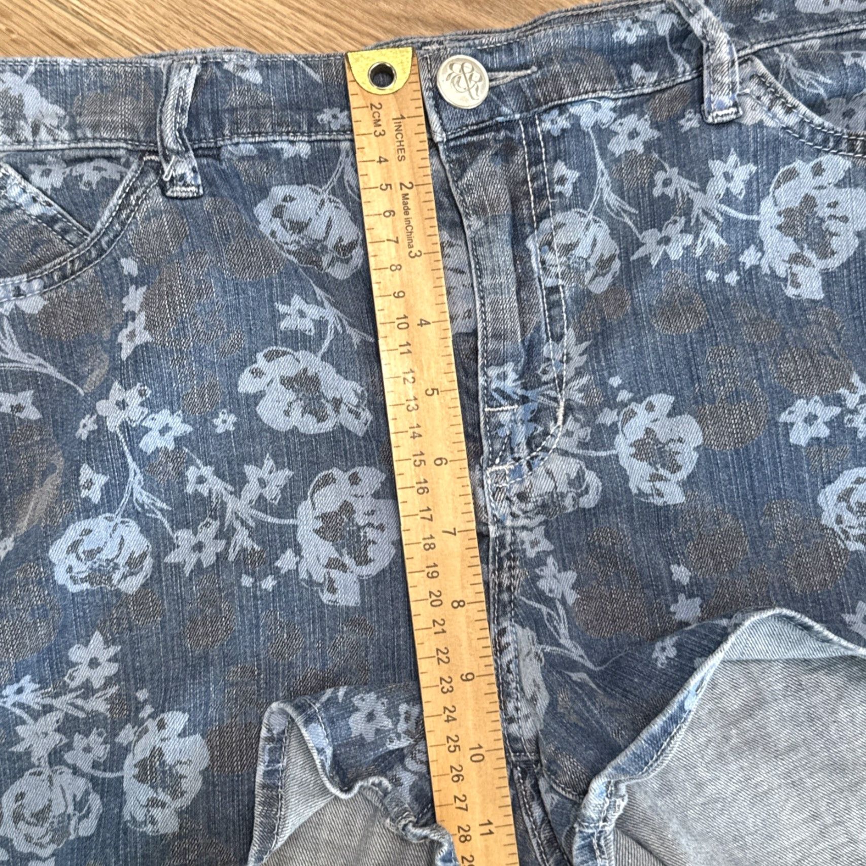 Vintage VINTAGE Rock & Republic Women's Jean Shorts 16 Floral Print Stretch Denim Mid Rise 8.5-10.5in Summer Casual Size 38" / US 16 / IT 52 - 5 Thumbnail