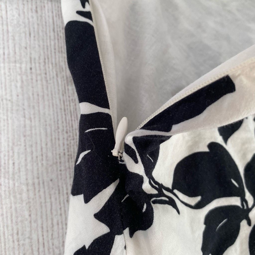 White House Black Market White House black market women S leaf print black & white sk Size 27" / US 4 / IT 40 - 7 Thumbnail