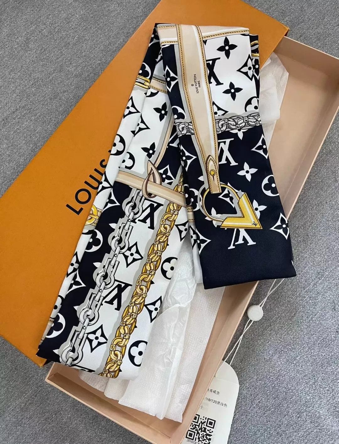 Louis Vuitton Louis Vuitton Black & White Monogram Headband Scarf Size ONE SIZE - 1 Thumbnail