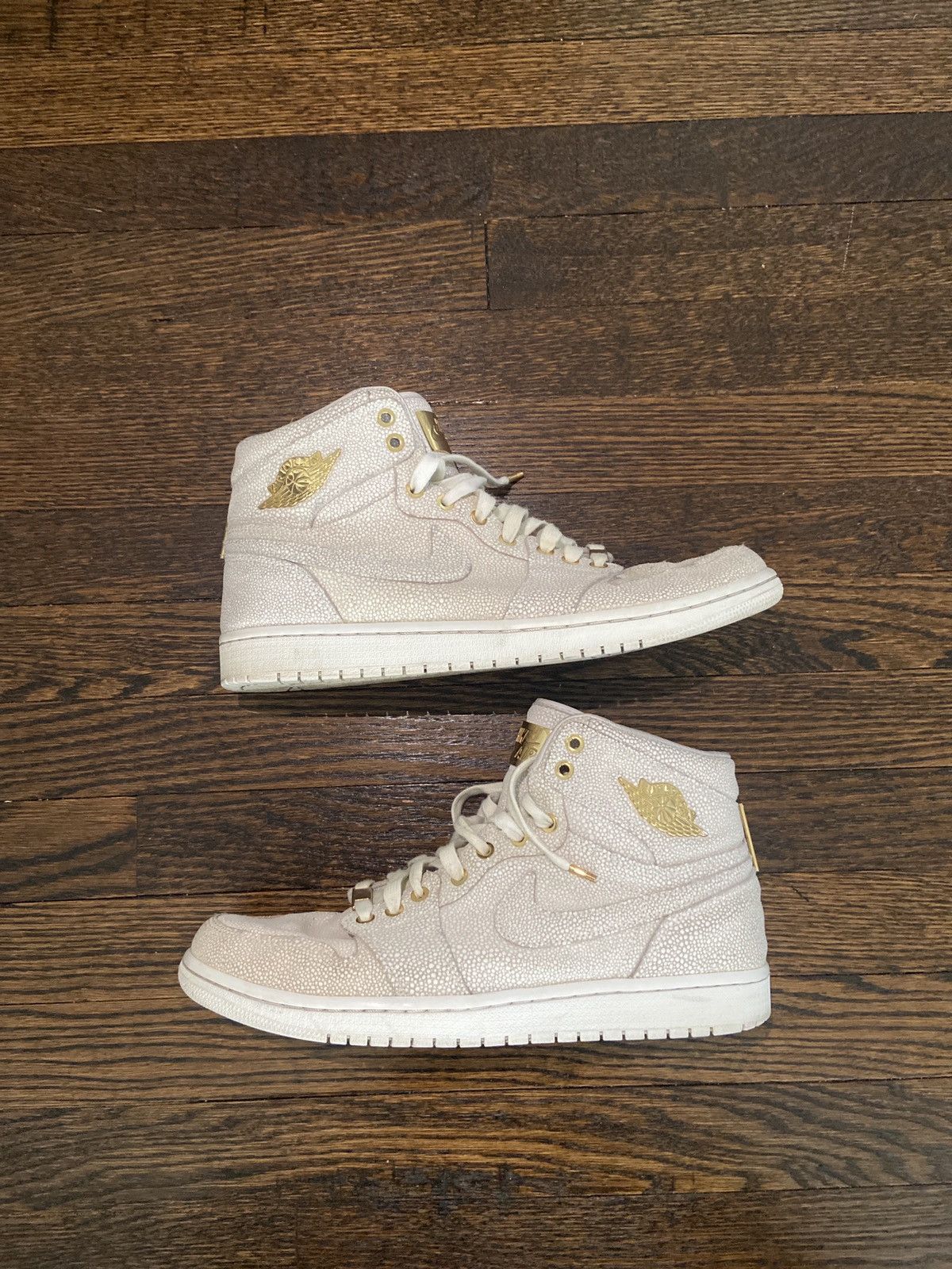 pinnacle white jordan 1