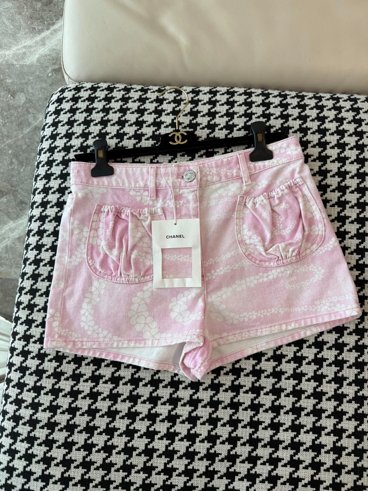 Chanel Chanel 25 Coco Beach Pink Floral Shorts 36 Size 26" / US 2 / IT 38 - 2 Thumbnail