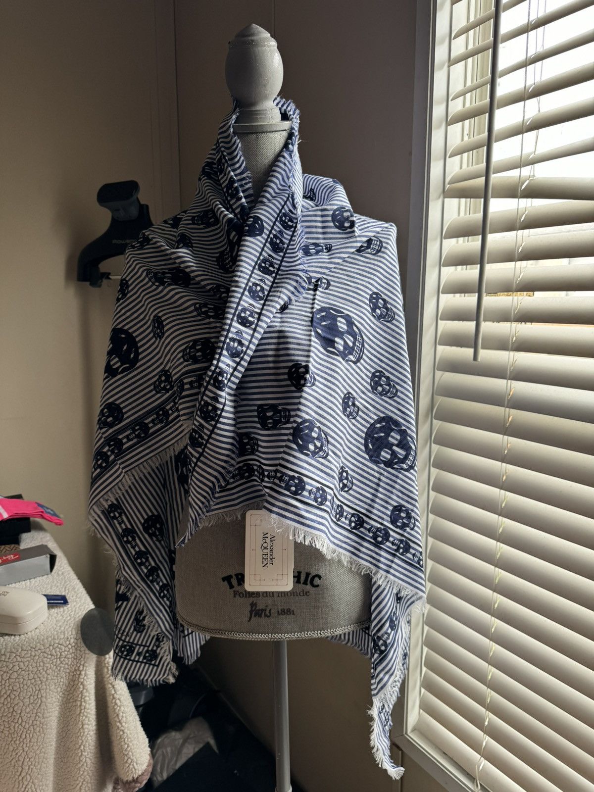 Alexander McQueen Alexander McQueen BIG skull on stripes navy/ivory scarf NWT Size ONE SIZE - 1 Thumbnail