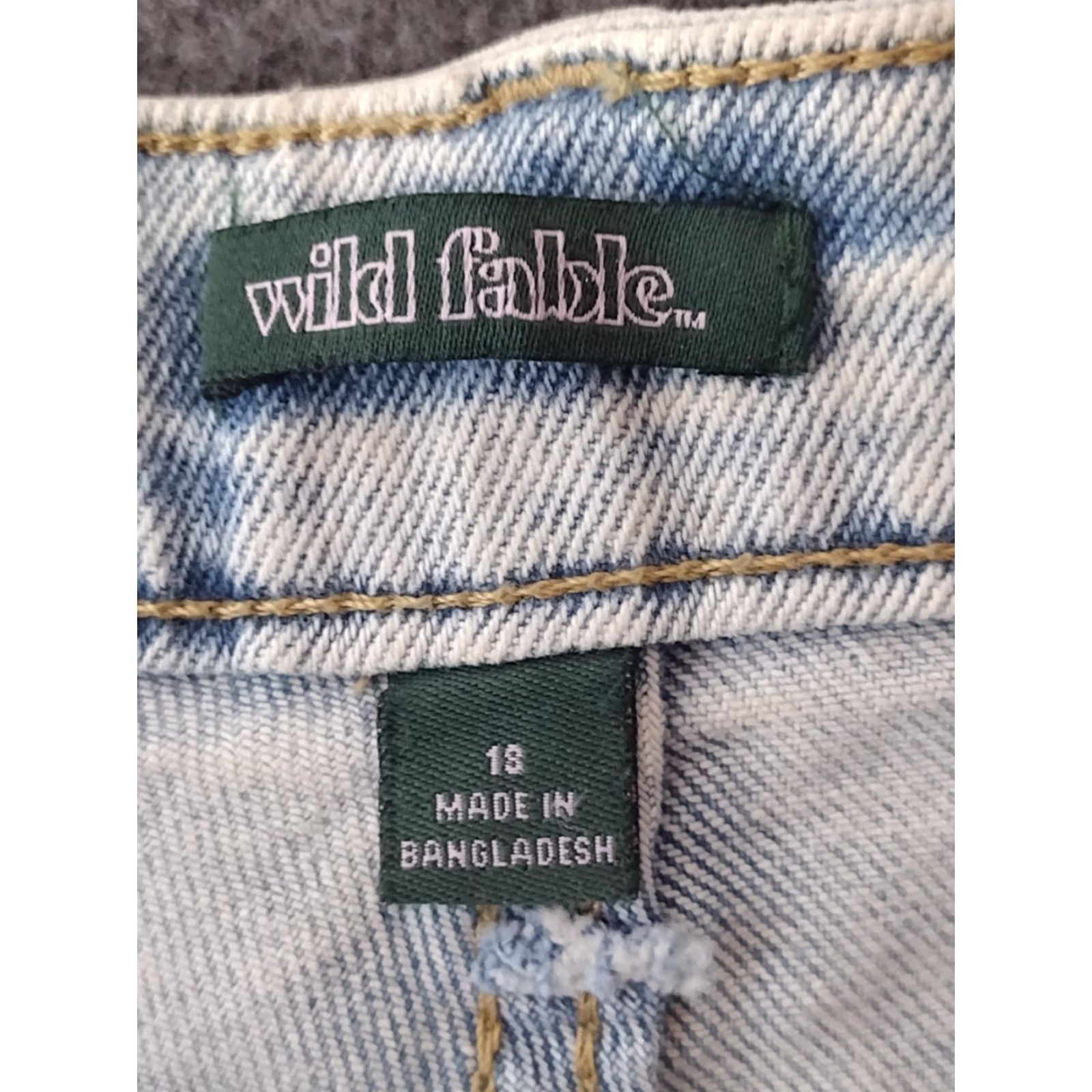 Vintage Wild Fable Jeans Women's 18 Light Wash High Rise Mom 90s Distressed Denim Blue 5-Pocket Jeans Womens SIZE 18 28in Inseam Size 40" / US 18 - 7 Thumbnail