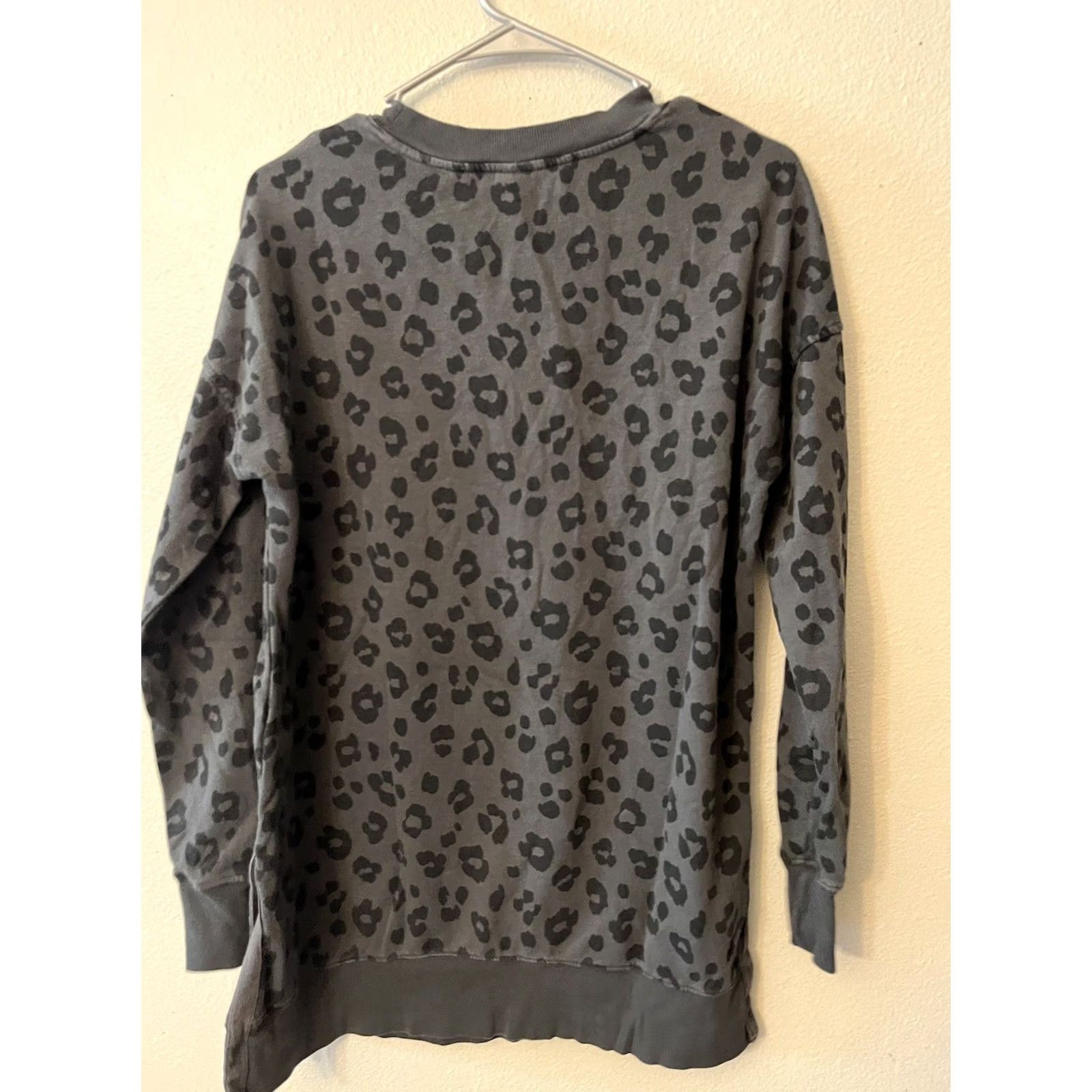 Old Navy Old Navy Sweatshirt Women's Small Tall Gray Animal Print Crewneck Cotton Blend Charcoal Crewneck Sweatshirt Womens Tall Small Gray Animal Print Size S / US 4 / IT 40 - 2 Thumbnail
