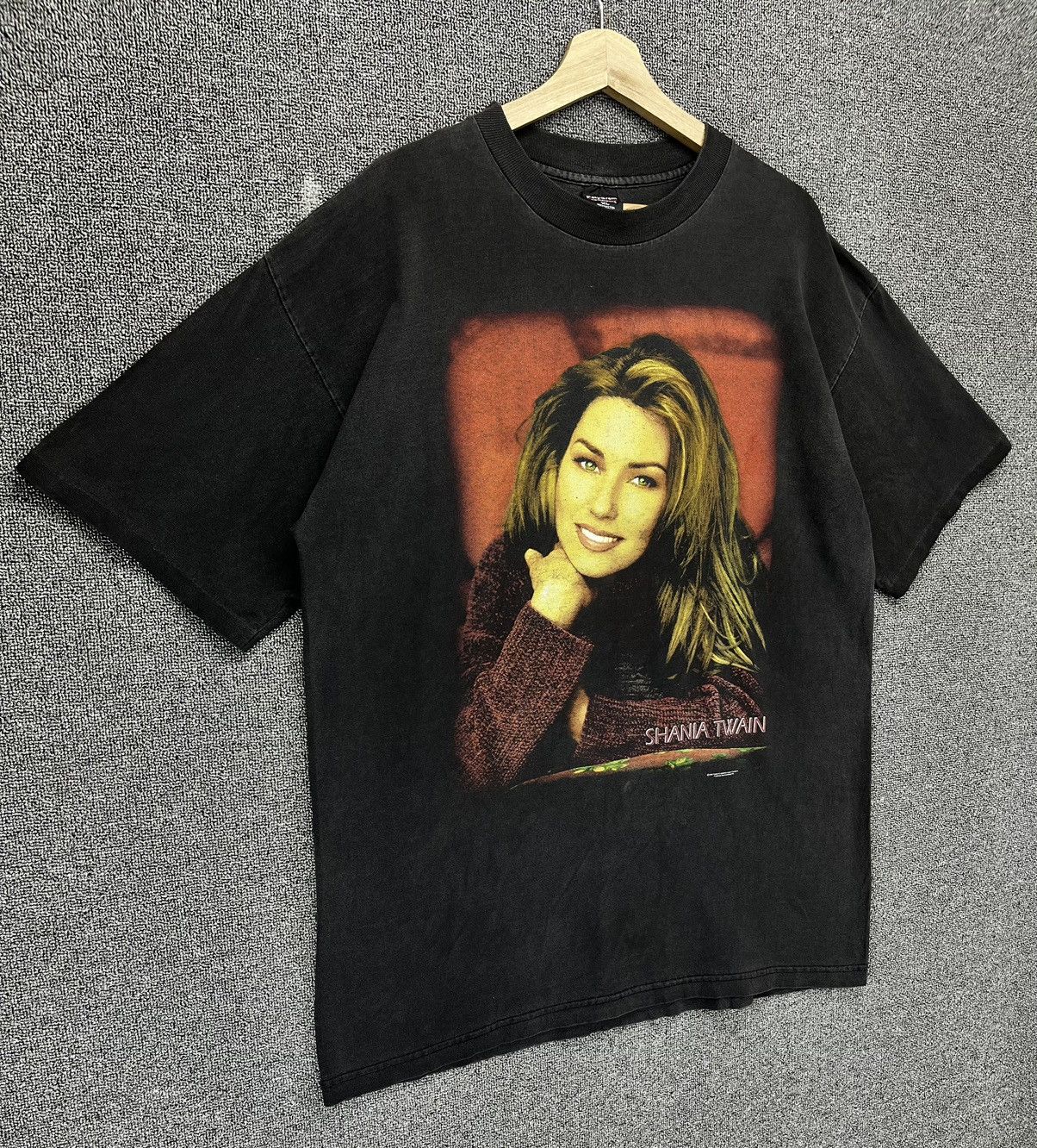Band Tees × Vintage Vintage 90s Shania Twain Punk Rock Band Tees T Shirts Size US XL / EU 56 / 4 - 2 Thumbnail