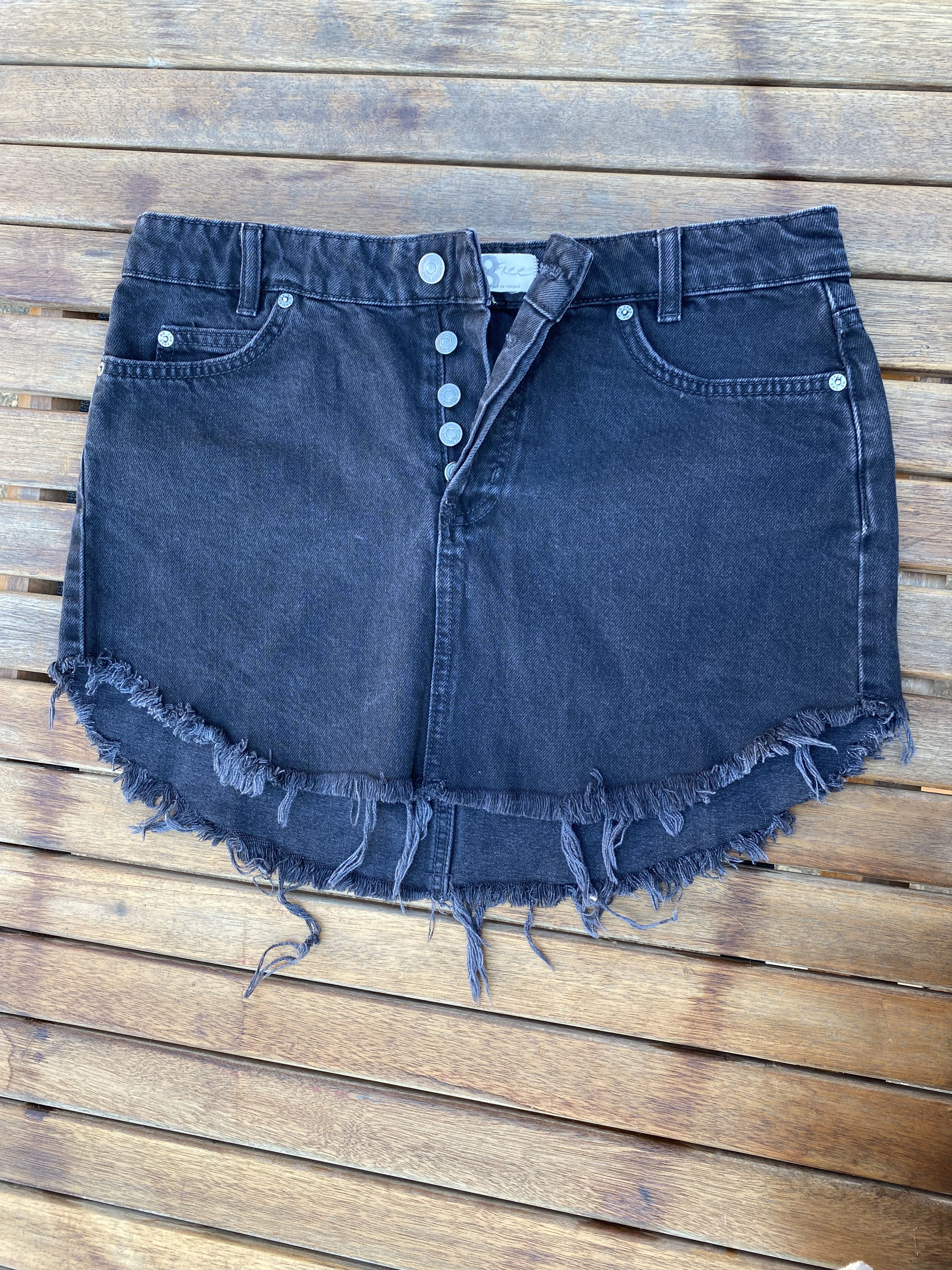 Free People Black Denim Raw Hem Mini Skirt w/Button Fly & ShirtTail Hem Size 30" / US 8 / IT 44 - 3 Thumbnail