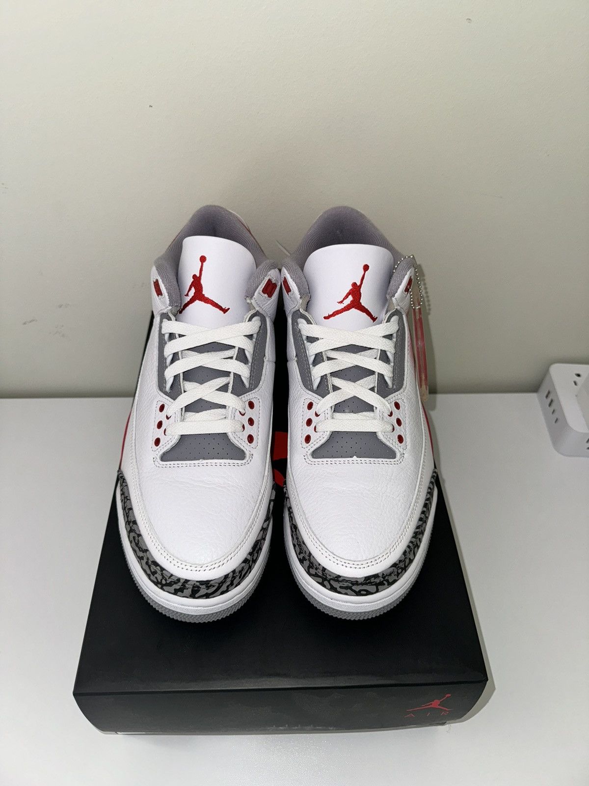 Jordan Brand Jordan 3 Retro ‘Fire Red’ 2022 Size US 9.5 / EU 42-43 - 2 Thumbnail