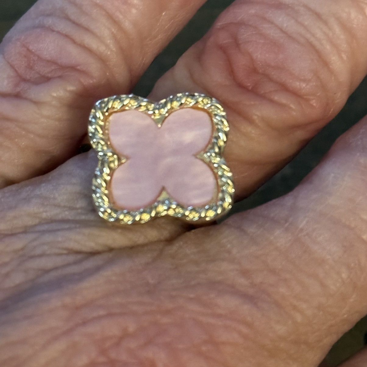 Other Gold tone pink mother of pearl inlay clover ring Size ONE SIZE - 6 Thumbnail