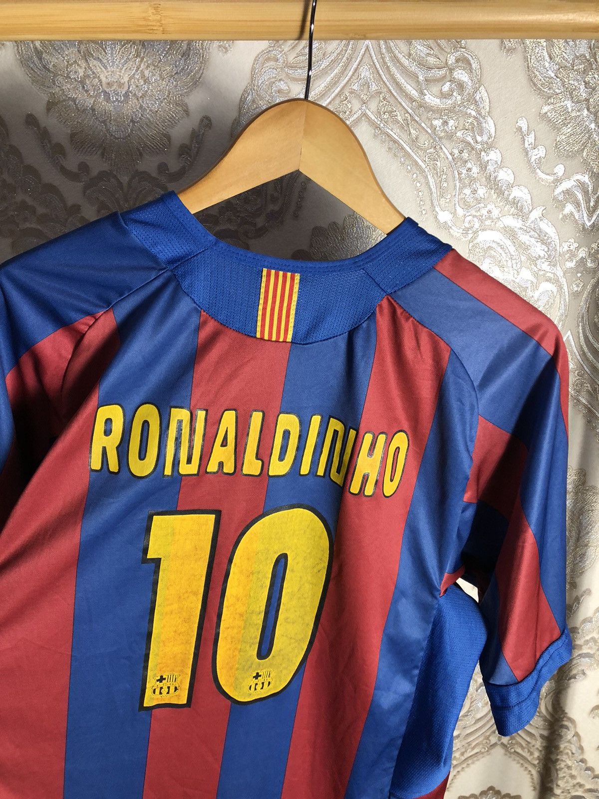 Vintage VERY RARE FC BARCELONA SPAIN RETRO SOCCER JERSEY Y2K 90s Size US XL / EU 56 / 4 - 5 Thumbnail
