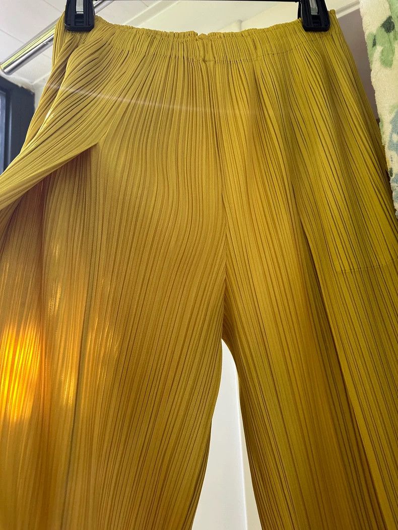 Issey Miyake Issey Miyake size:4 Turmeric fluorescent yellow pleated wi Size 31" - 3 Thumbnail