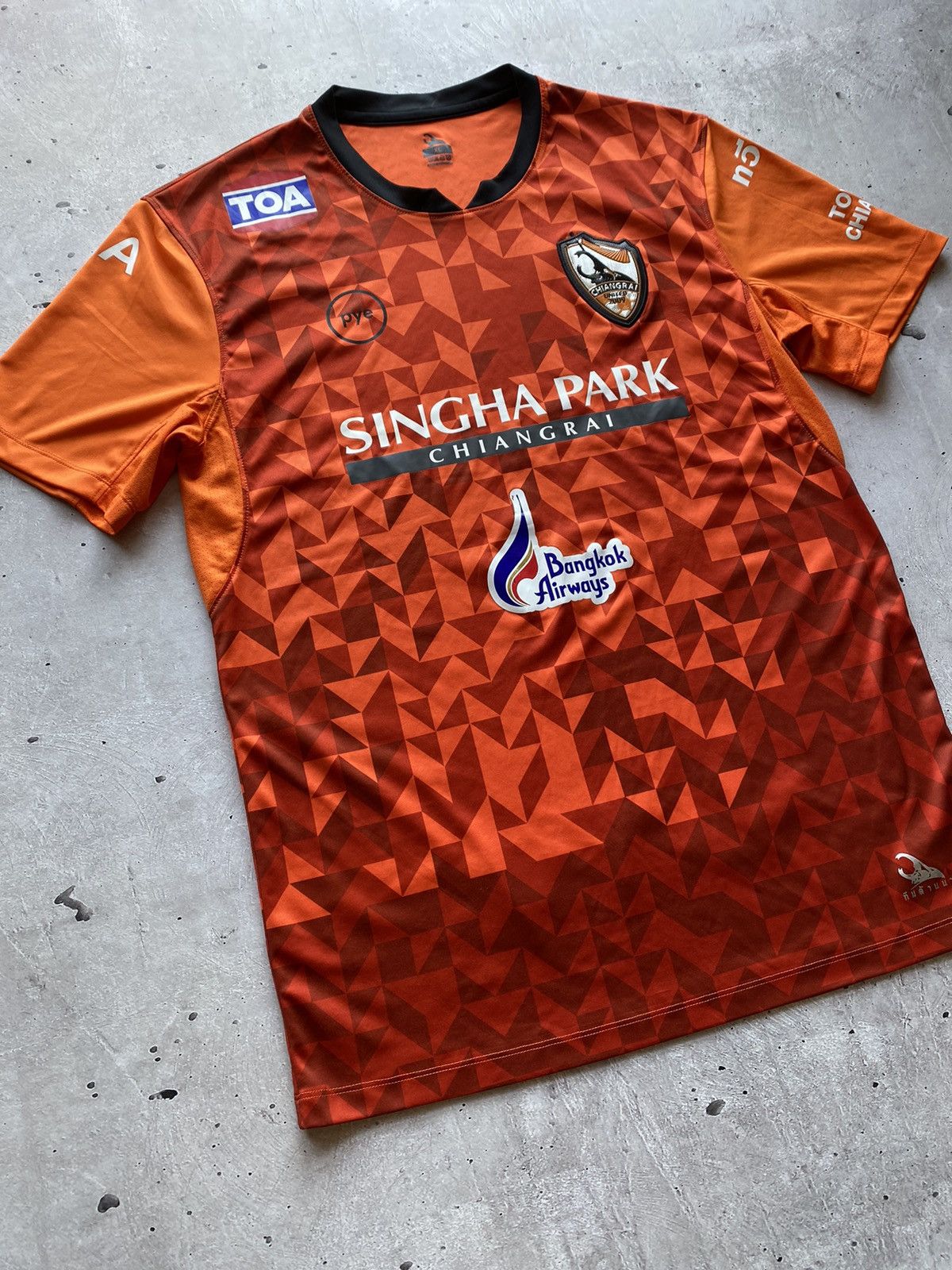 Vintage Chiangrai United Thailand 2017/2018 home football jersey FBT Size US XL / EU 56 / 4 - 1 Thumbnail