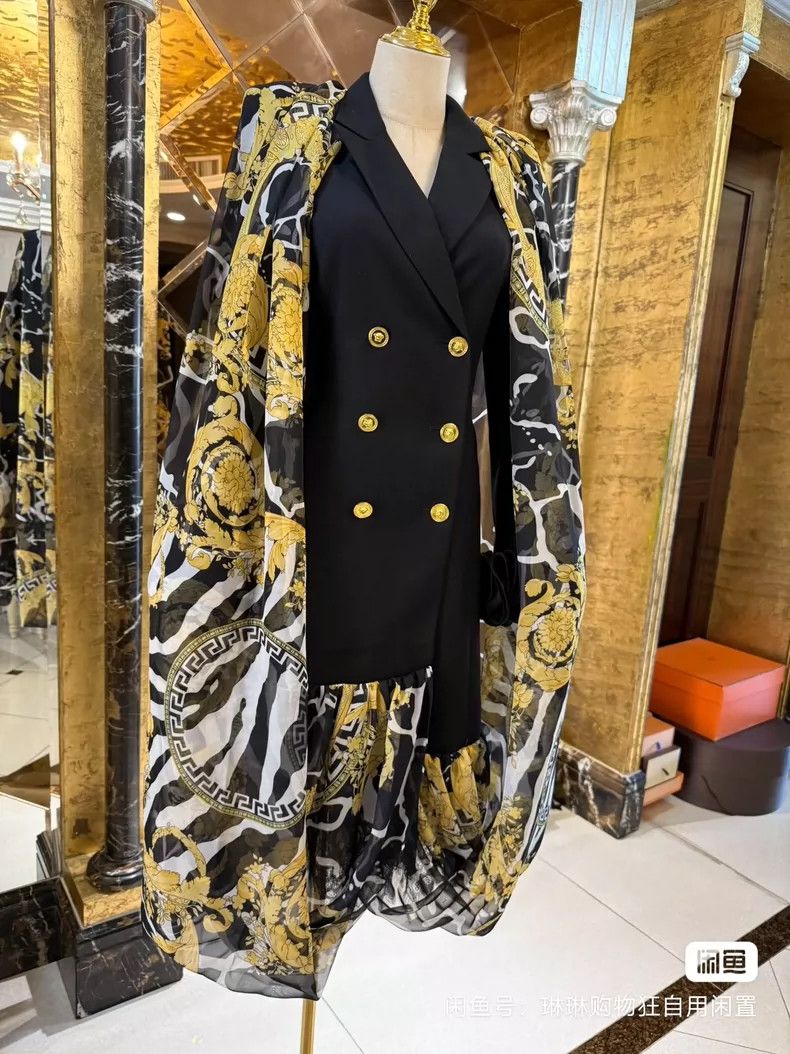 Versace Versace Classic baroque cape silhouette cut design gown Size M / US 6-8 / IT 42-44 - 4 Thumbnail