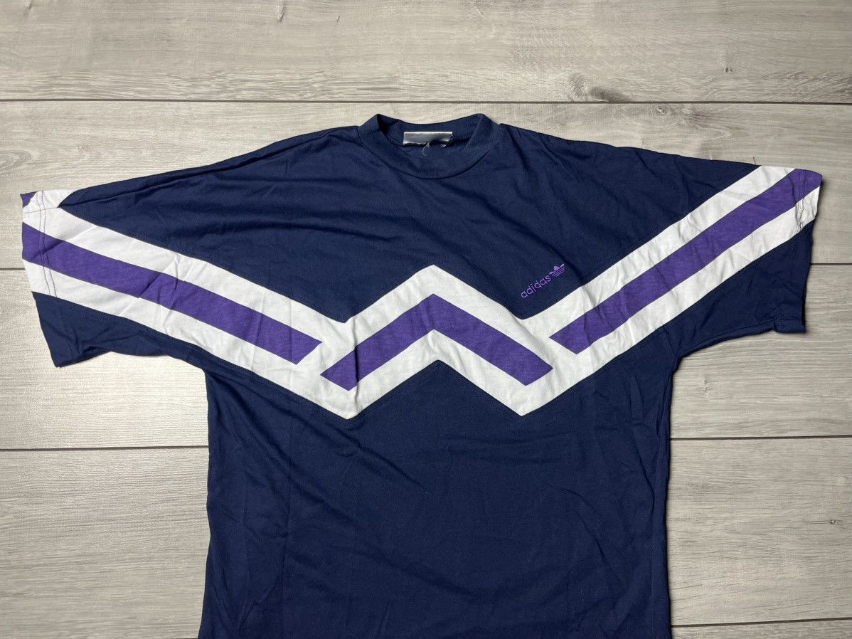 Adidas Vintage Adidas Geometric Tshirt size Medium Size US M / EU 48-50 / 2 - 3 Thumbnail