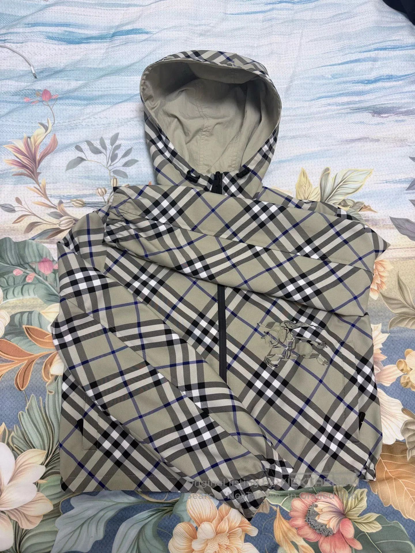 Burberry Burberry Reversible Hooded Jacket. Size XS / US 0-2 / IT 36-38 - 1 Thumbnail
