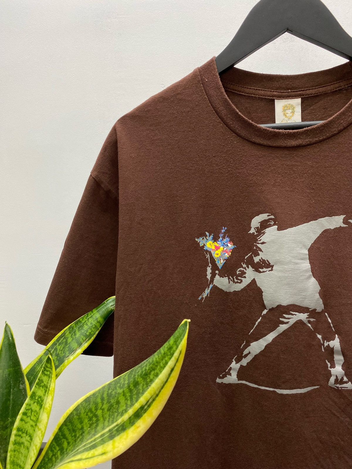 Arts & Science × Vintage Vintage Y2k 00s Banksy Street Art Flower Boy Tee Size US XL / EU 56 / 4 - 7 Thumbnail