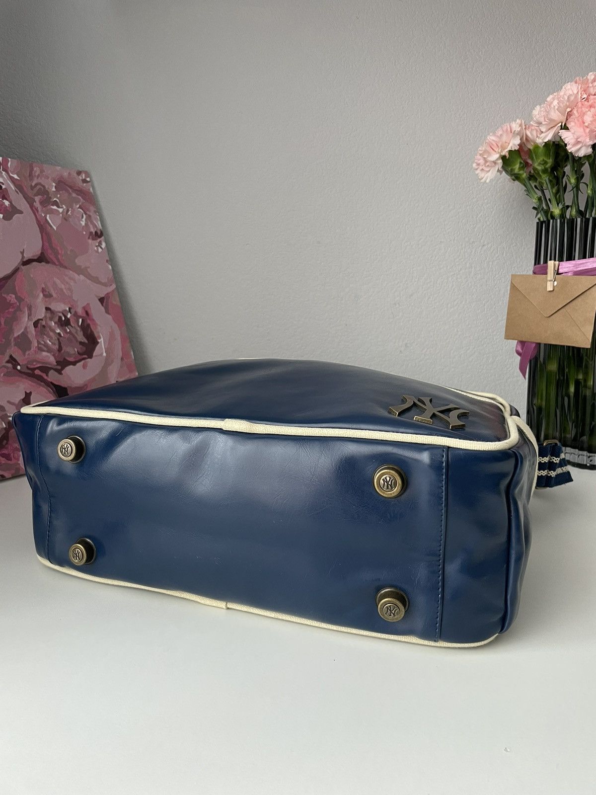 MLB × New York Yankees × Vintage MLB New York Yankees Vintage Leather Bag Y2K Metal Logo Rare Size ONE SIZE - 8 Thumbnail