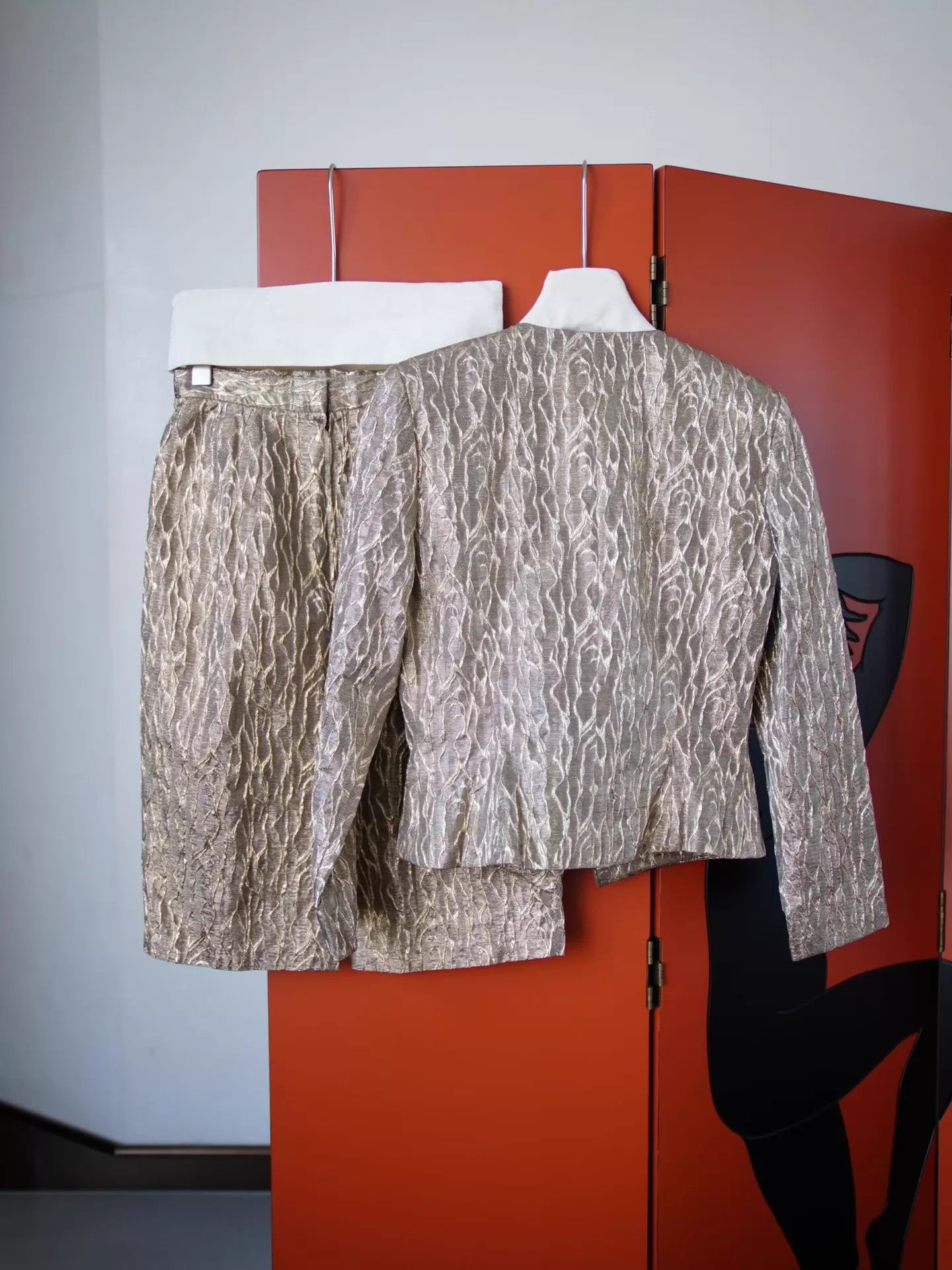 Vintage US Vtg Pale Gold Lined 3D Water Ripple Tailored Skirt Suit Size M / US 6-8 / IT 42-44 - 2 Thumbnail