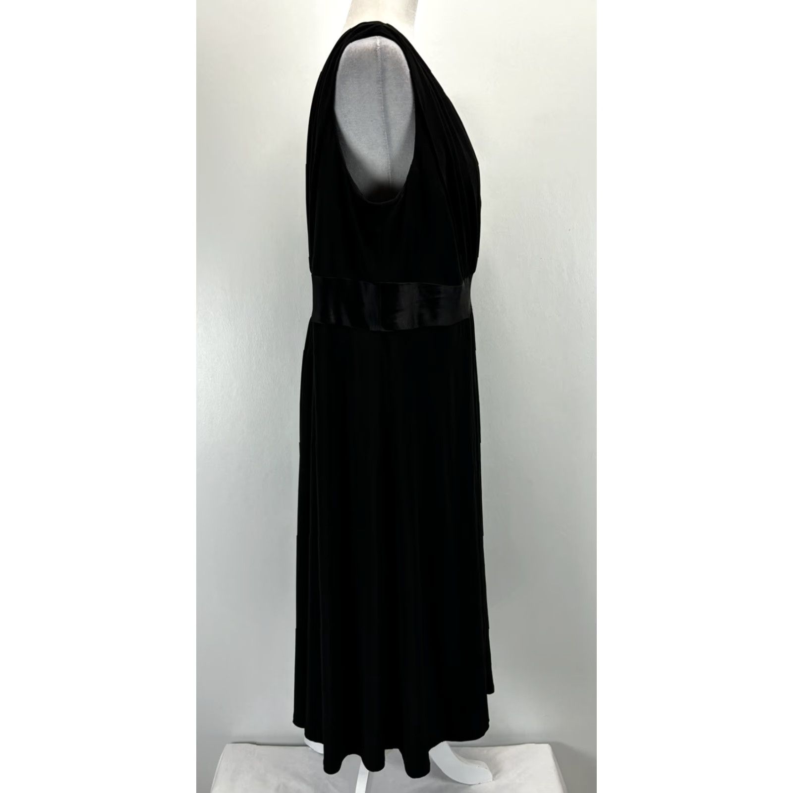 Jones New York VINTAGE Jones New York Satin Dress 18W Plus Black Knee Length Draped V-Neck Sleeveless Womens Size XXL / US 16-18 / IT 52-54 - 4 Thumbnail
