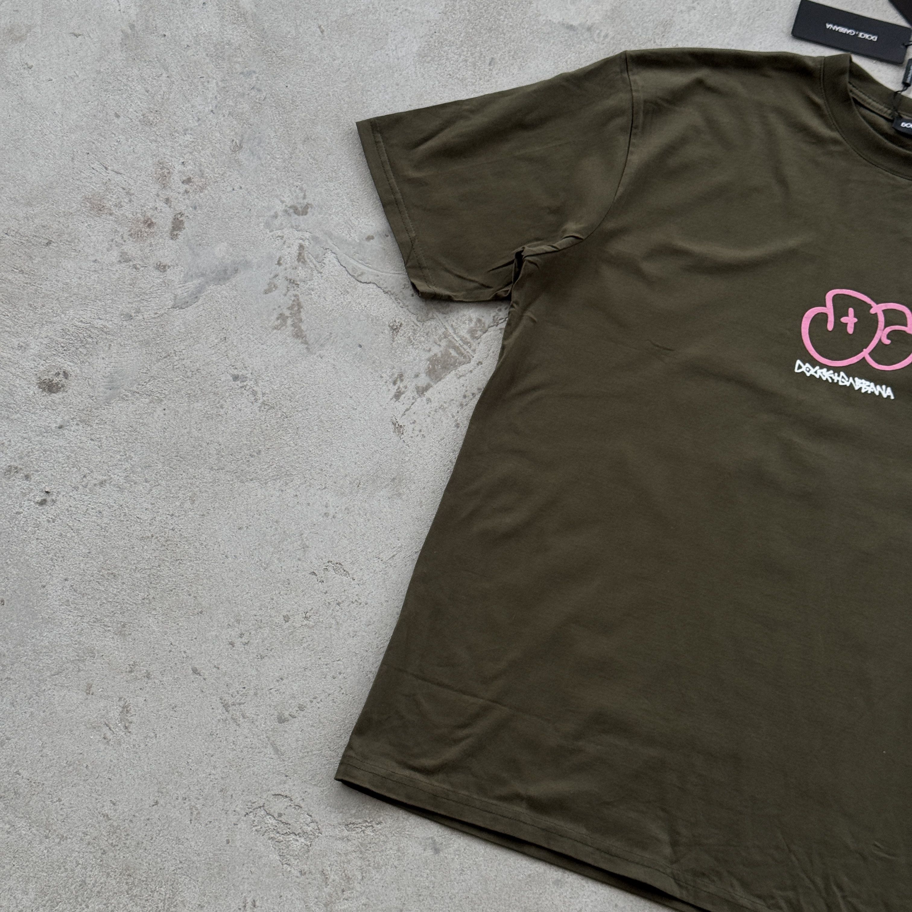 Dolce & Gabbana Dolce Gabbana Khaki Olive Khaki Tee Pink Graffiti Logo Shirt Size US M / EU 48-50 / 2 - 4 Thumbnail