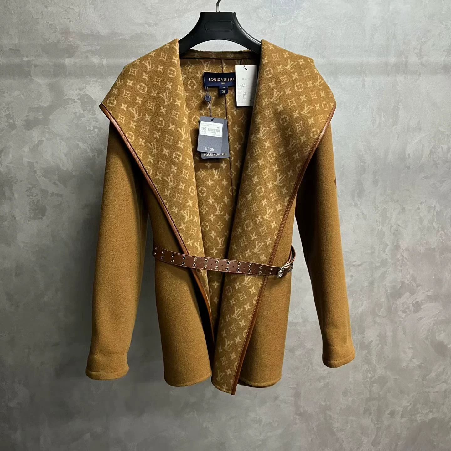 Louis Vuitton Louis Vuitton Brown Coat Outerwear Size XS / US 0-2 / IT 36-38 - 1 Thumbnail